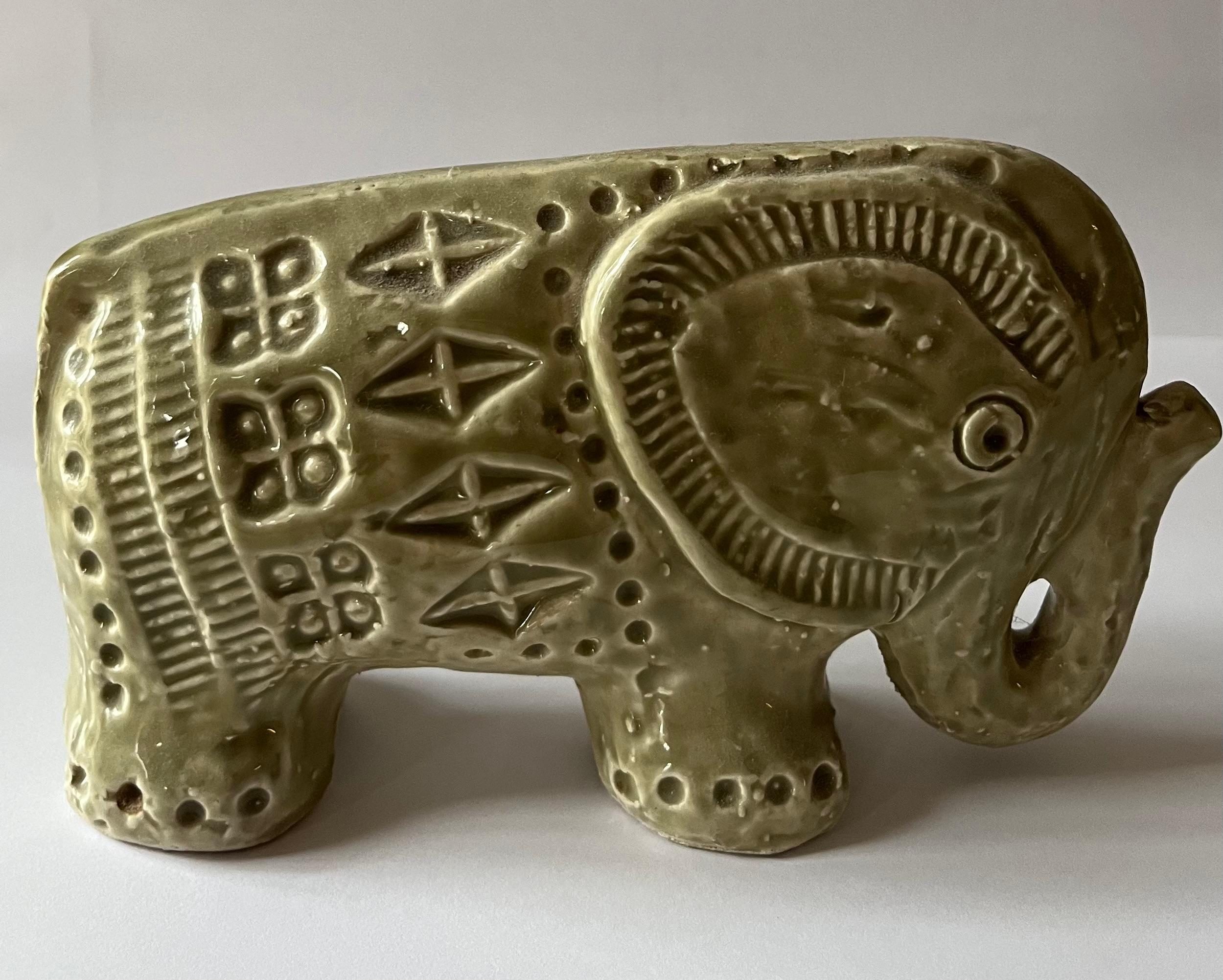 Bitossi Elephant Designed by Aldo Londi in rare pale Green, Italy, circa 1968 In condizioni buone in vendita a Den Haag, NL