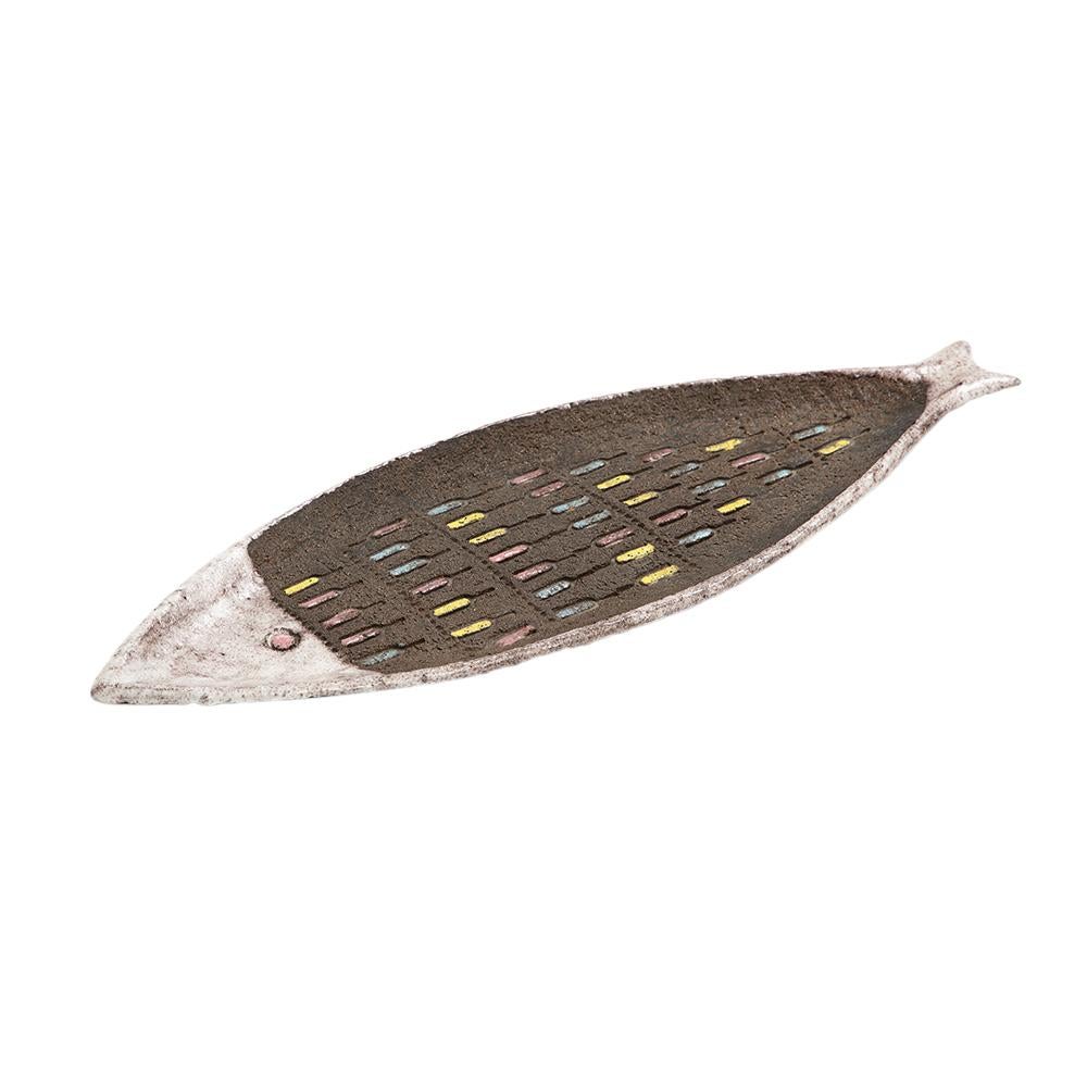 Bandeja de pescado Bitossi, cerámica, blanca, marrón mate, rosa, azul, incisa, firmada en venta 4