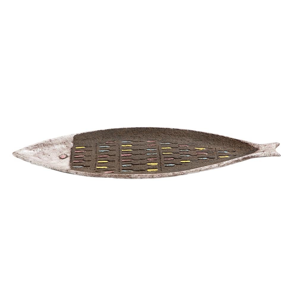 Bandeja de pescado Bitossi, cerámica, blanca, marrón mate, rosa, azul, incisa, firmada en venta 5