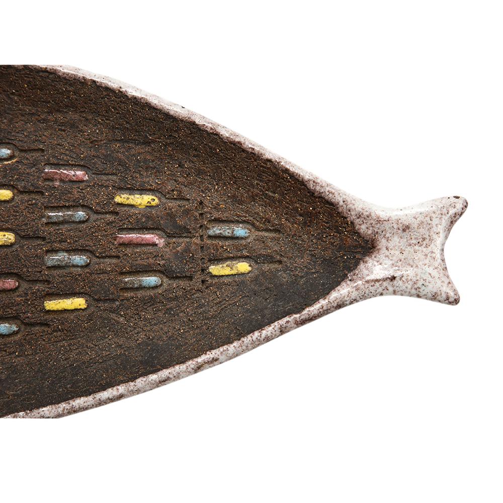 Bandeja de pescado Bitossi, cerámica, blanca, marrón mate, rosa, azul, incisa, firmada. Bandeja de cerámica lanzada a mano a gran escala con esmalte blanco sobre garra cruda. El cuerpo está decorado con un dibujo de formas incisas en forma de