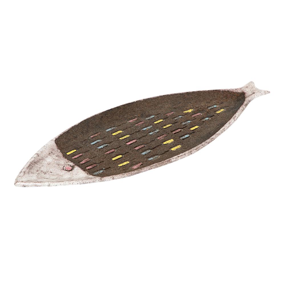 Bandeja de pescado Bitossi, cerámica, blanca, marrón mate, rosa, azul, incisa, firmada mediados del siglo XX en venta
