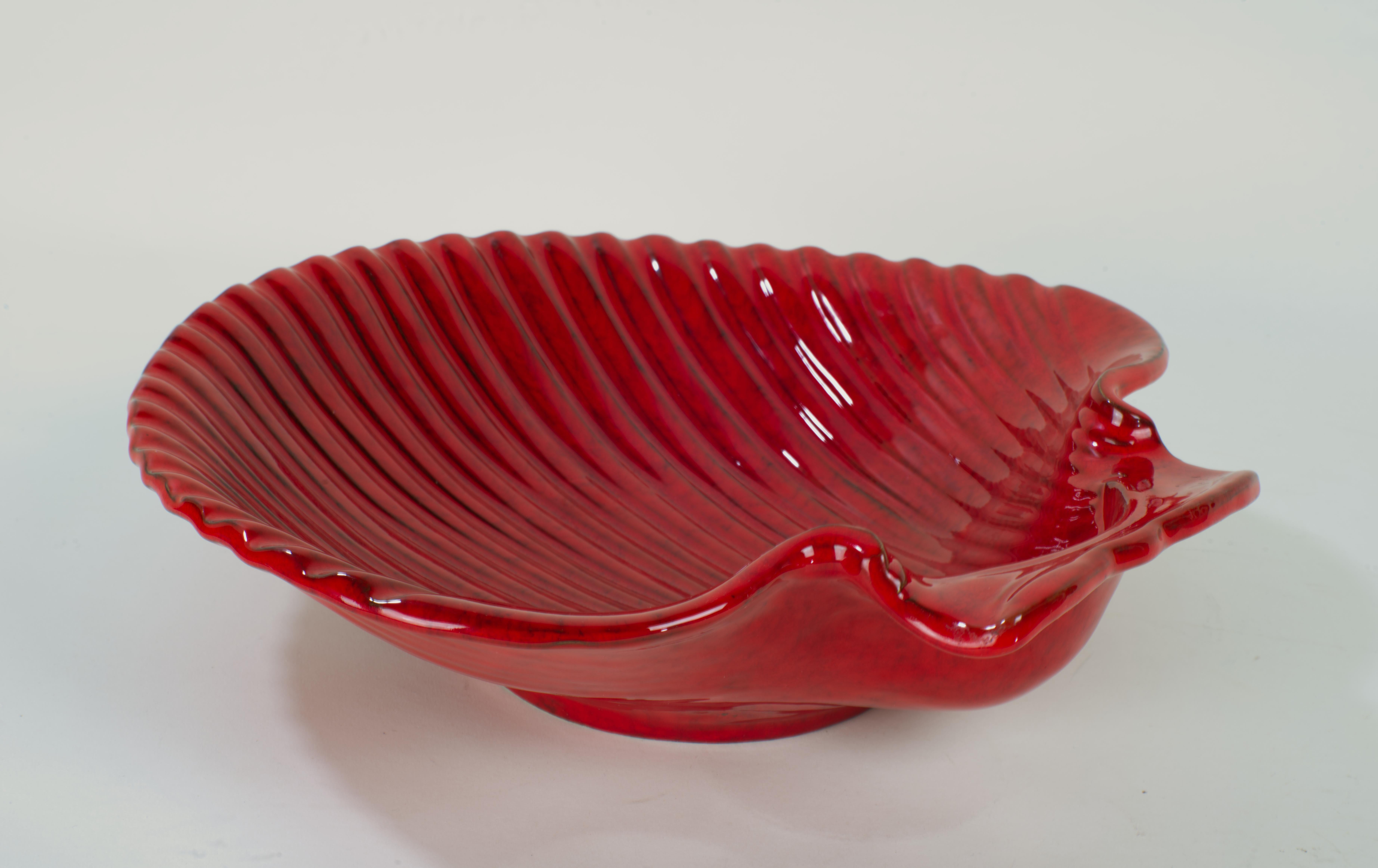 20th Century Bitossi for Peasant Village PV Large Shell-shaped bowl, Ceramics, Red Glaze For Sale