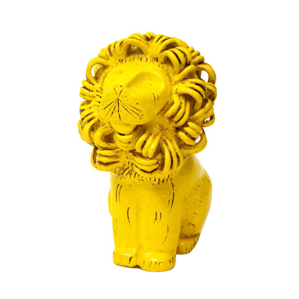 Lion Bitossi pour Raymor, céramique, jaune, signé. Sculpture animale de taille moyenne avec des détails fantaisistes et émaillée dans un jaune Pop Art amusant. Conserver le Label de Raymor qui indique : 1019 BIT.