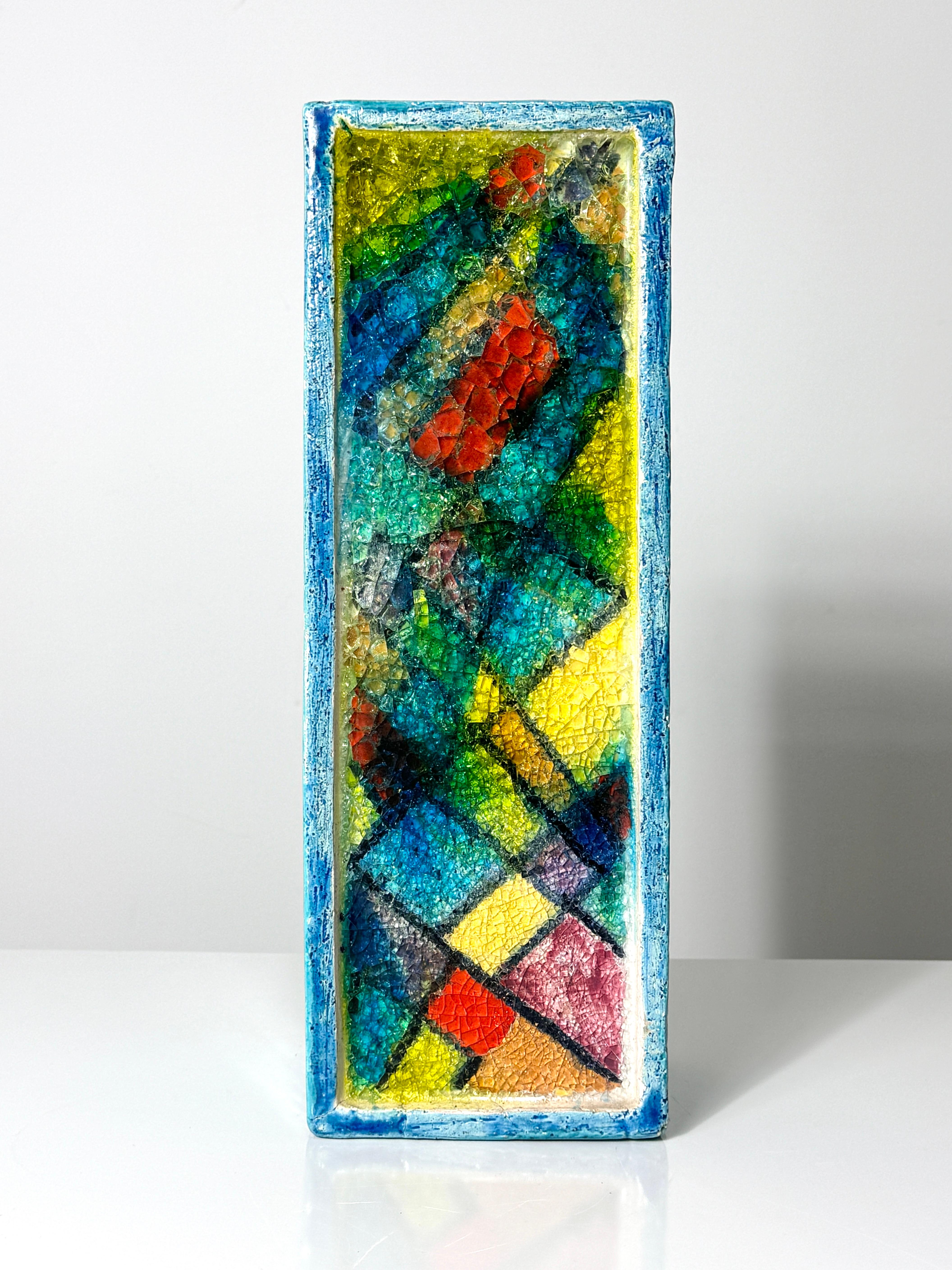 Seltene rechteckige Vase Fritte von Aldo Londi für Bitossi um 1960

Buntes modernistisches Mosaik aus geschmolzenem Glas, eingelegt in eine aquablaue, glasierte Keramikplatte in Form einer Vase

Signiert auf der Unterseite mit intaktem