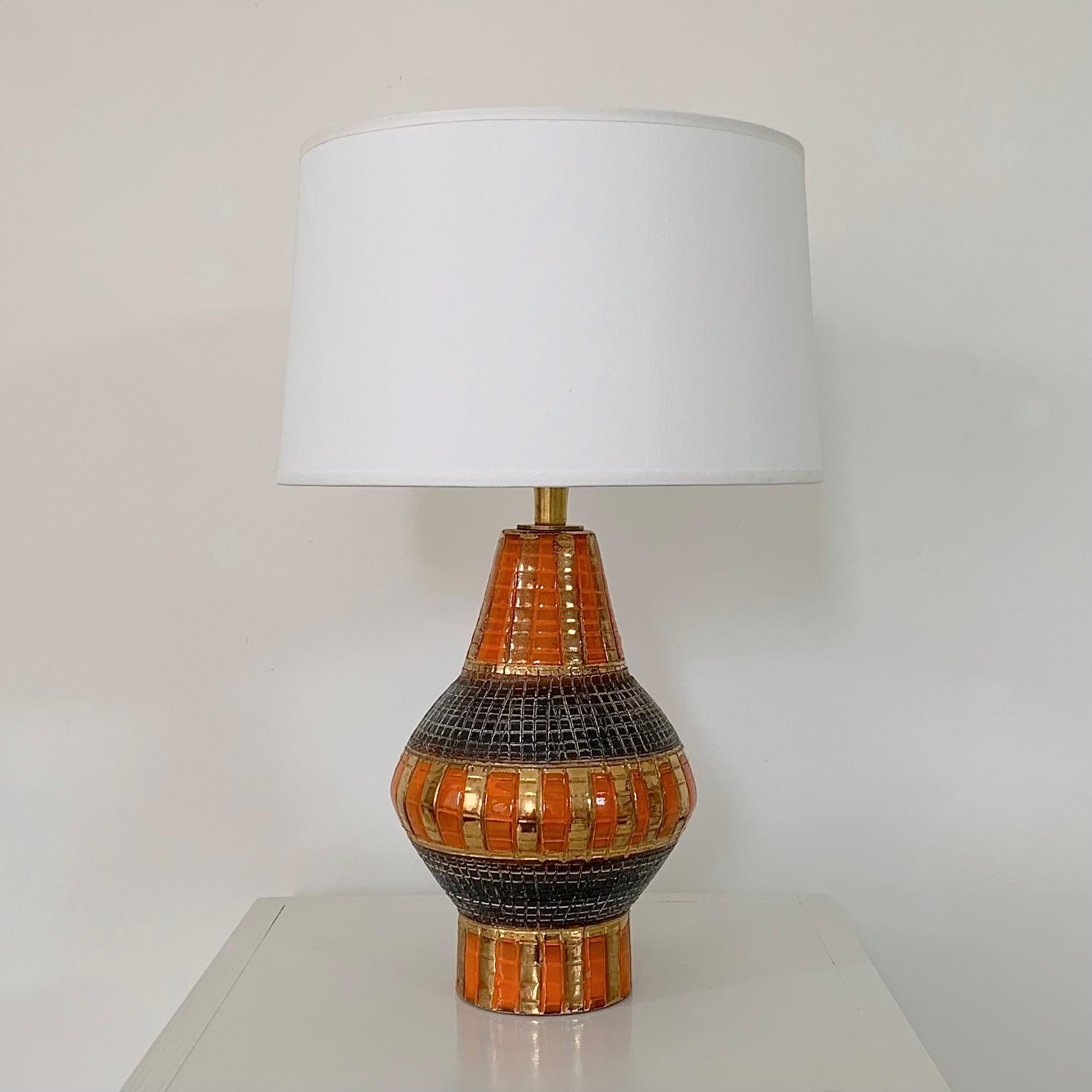 Lampe de table décorative du milieu du siècle en céramique de Bitossi, vers 1970, Italie.
Céramique incisée et émaillée en or, orange et brun.
Remise en état de l'installation électrique, nouvel abat-jour en tissu.
Dimensions : hauteur totale : 36