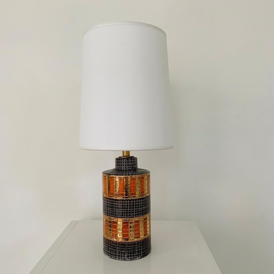 Lampe de table décorative du milieu du siècle en céramique de Bitossi, vers 1970, Italie.
Céramique incisée et émaillée en or, orange et brun.
Remise en état de l'installation électrique, nouvel abat-jour en tissu.
Dimensions : hauteur totale : 40