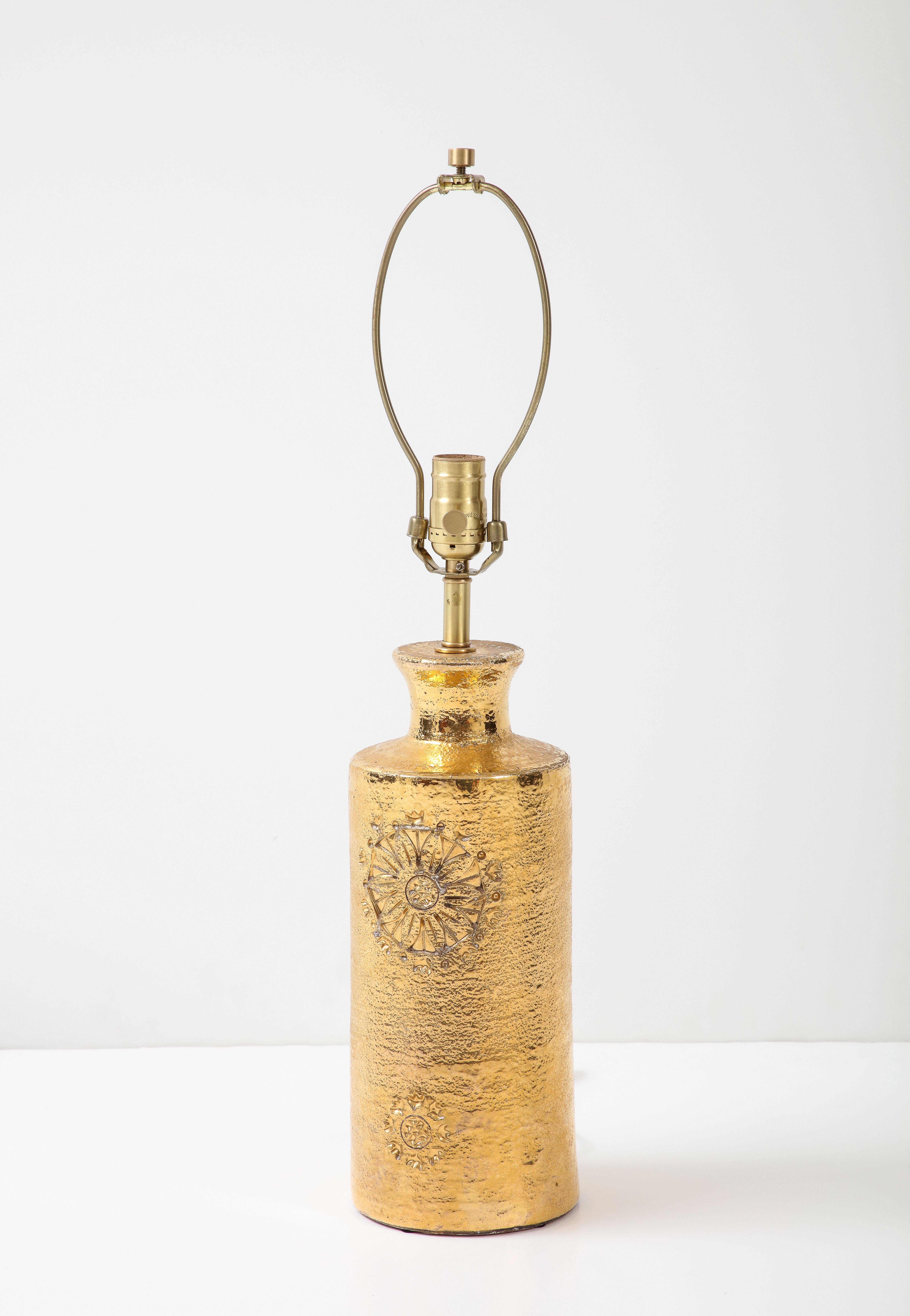 Skandinavische moderne, goldmetallisch glasierte Keramiklampe mit einer handgeschnittenen Blume auf der Vorderseite. Umverdrahtet für den Einsatz in den USA, max. 100 W.