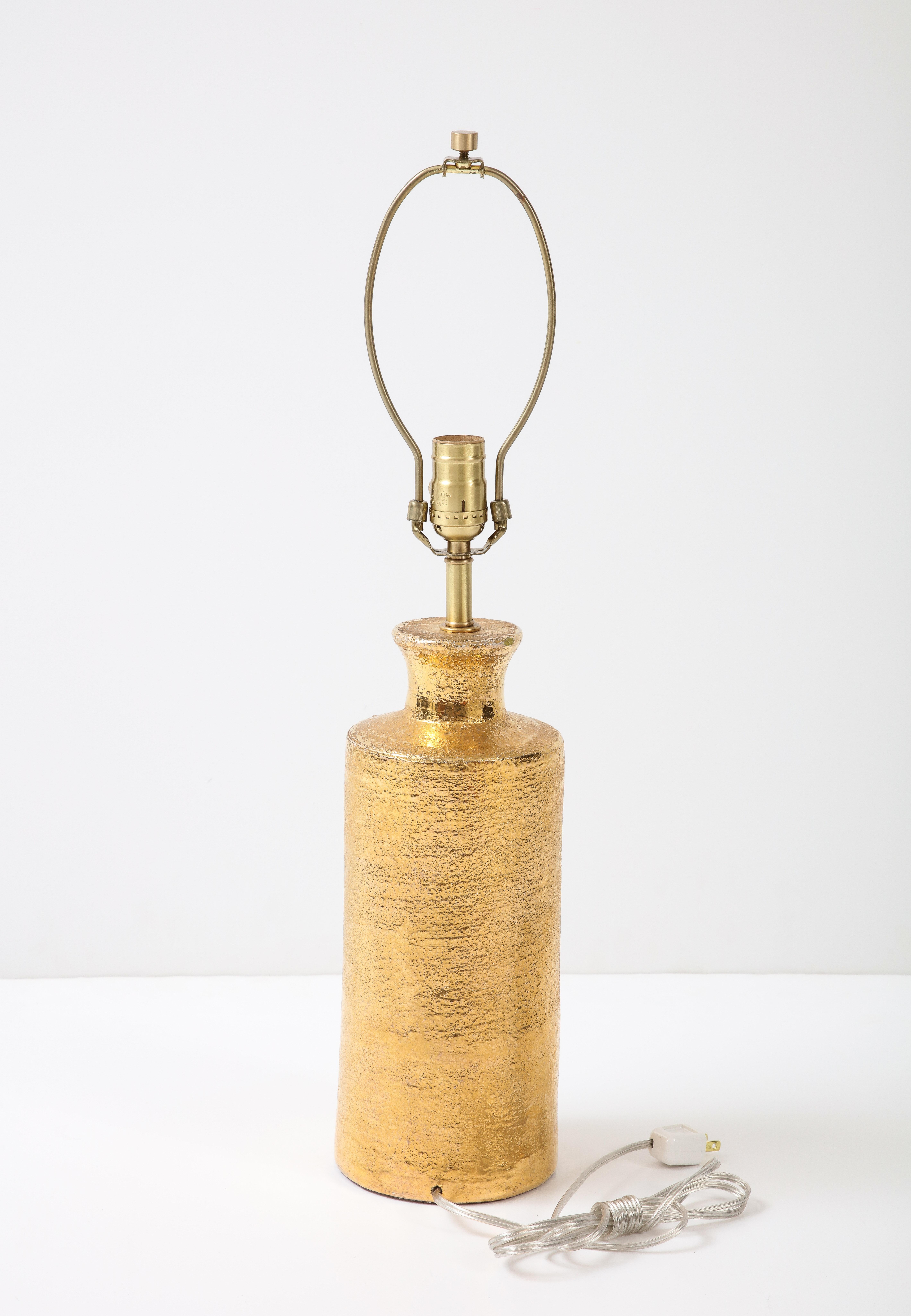 Scandinave moderne Lampe Bitossi en céramique émaillée dorée en vente