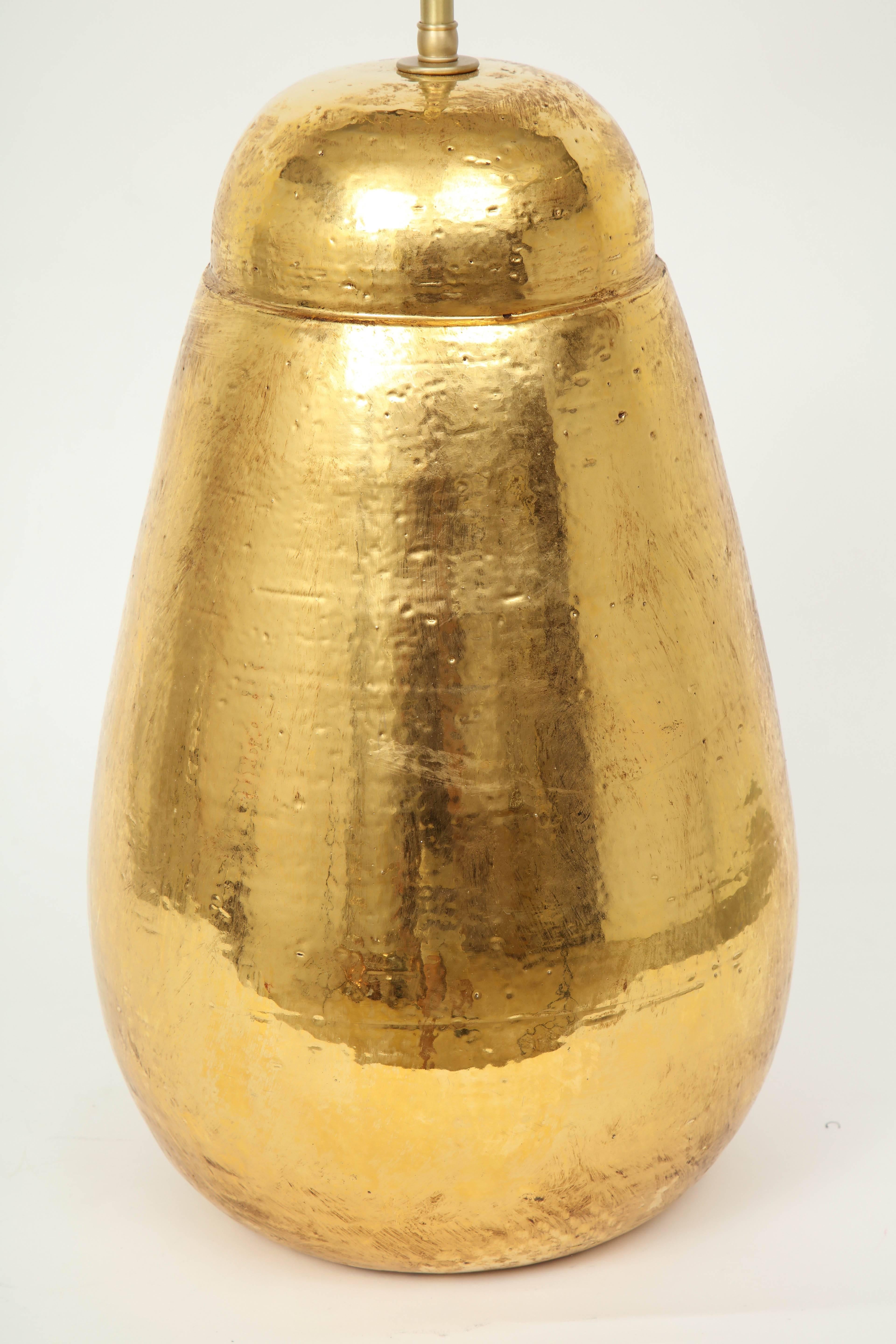 Seltenes Paar voluminöser, großformatiger Lampen mit strukturierter Oberfläche und 22-karätiger Goldglasur. Für den Gebrauch in den USA neu verdrahtet, mit Doppelkettensteckdosen aus Messing und goldenen Seidenkordeln.