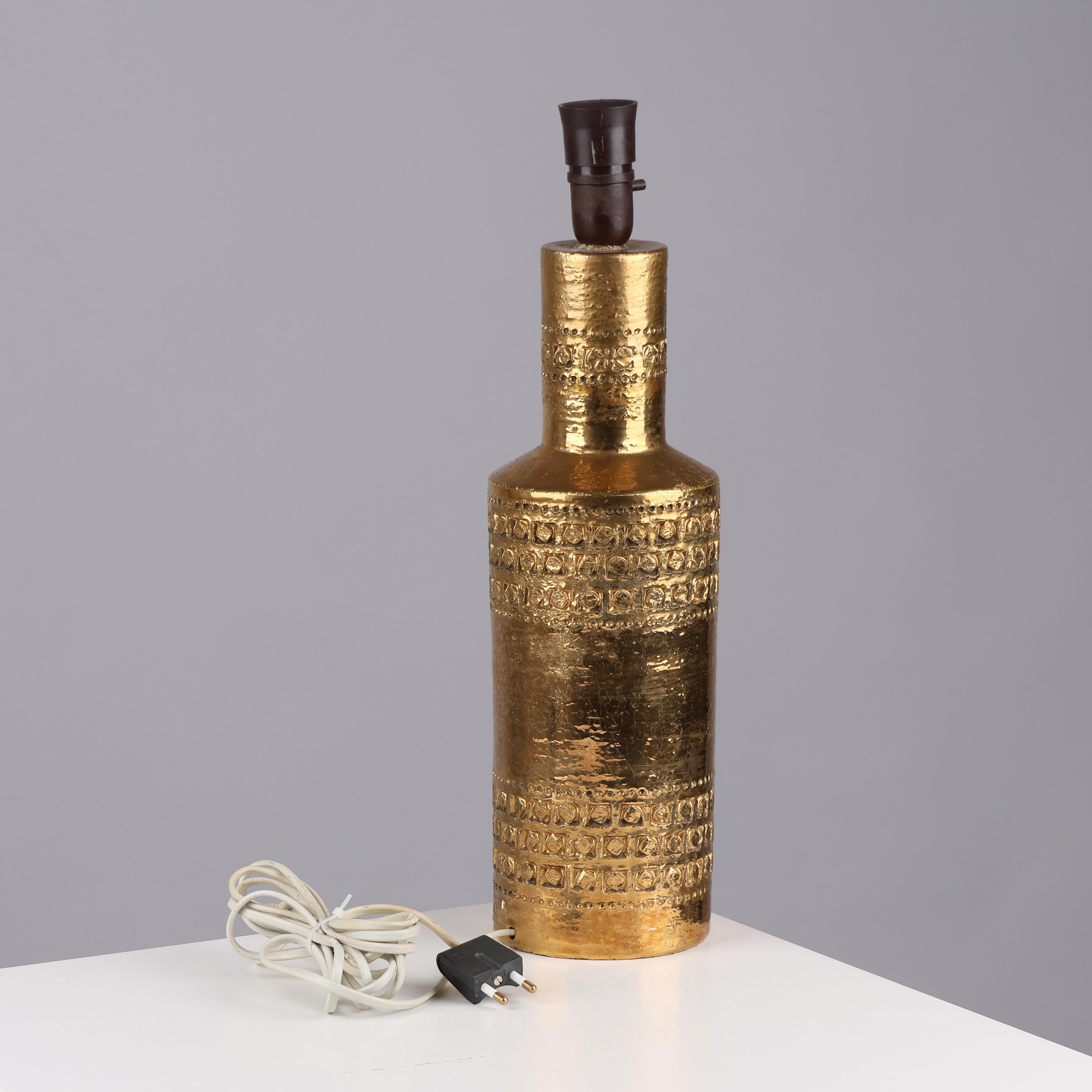 Aldo Londi Table lamp for Bitossi made of gold-glazed earthenware made in Italy for Swedish market Tagged Italy M 13/38.
Height ex socket 38 cm.
Height with socket: 45 cm
Diameter: about 12 cm.
Good condition