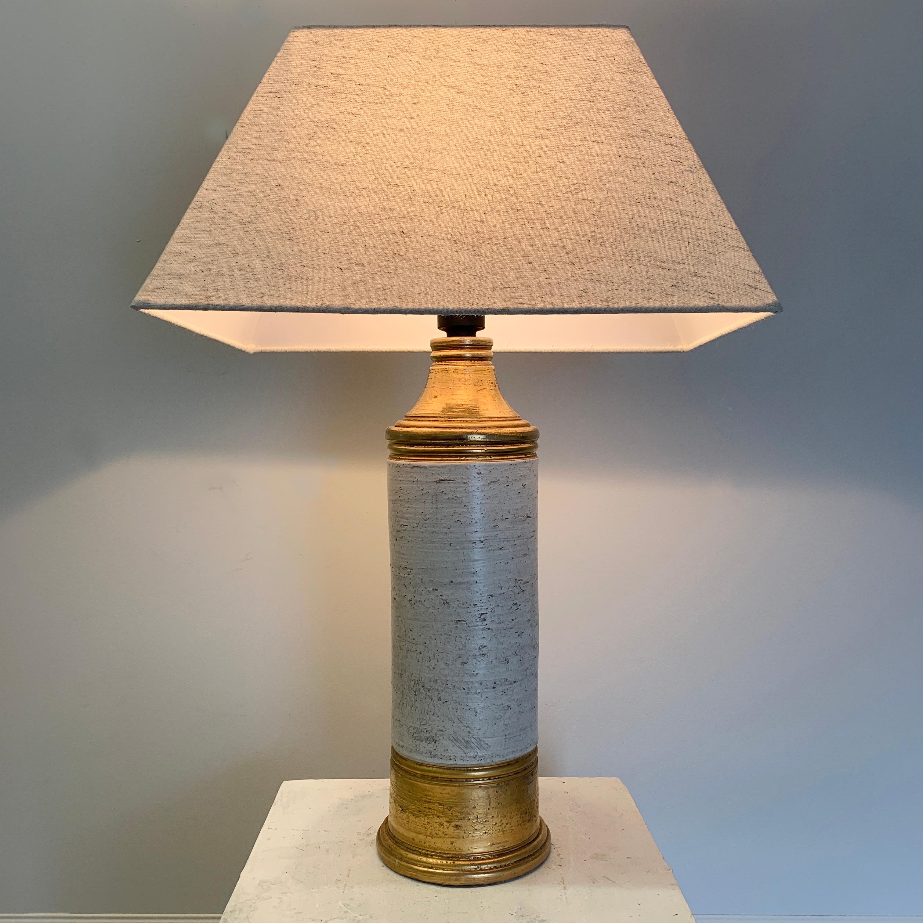 20ième siècle Lampe de table or et blanc Bitossi pour Bergboms, circa 1960s en vente