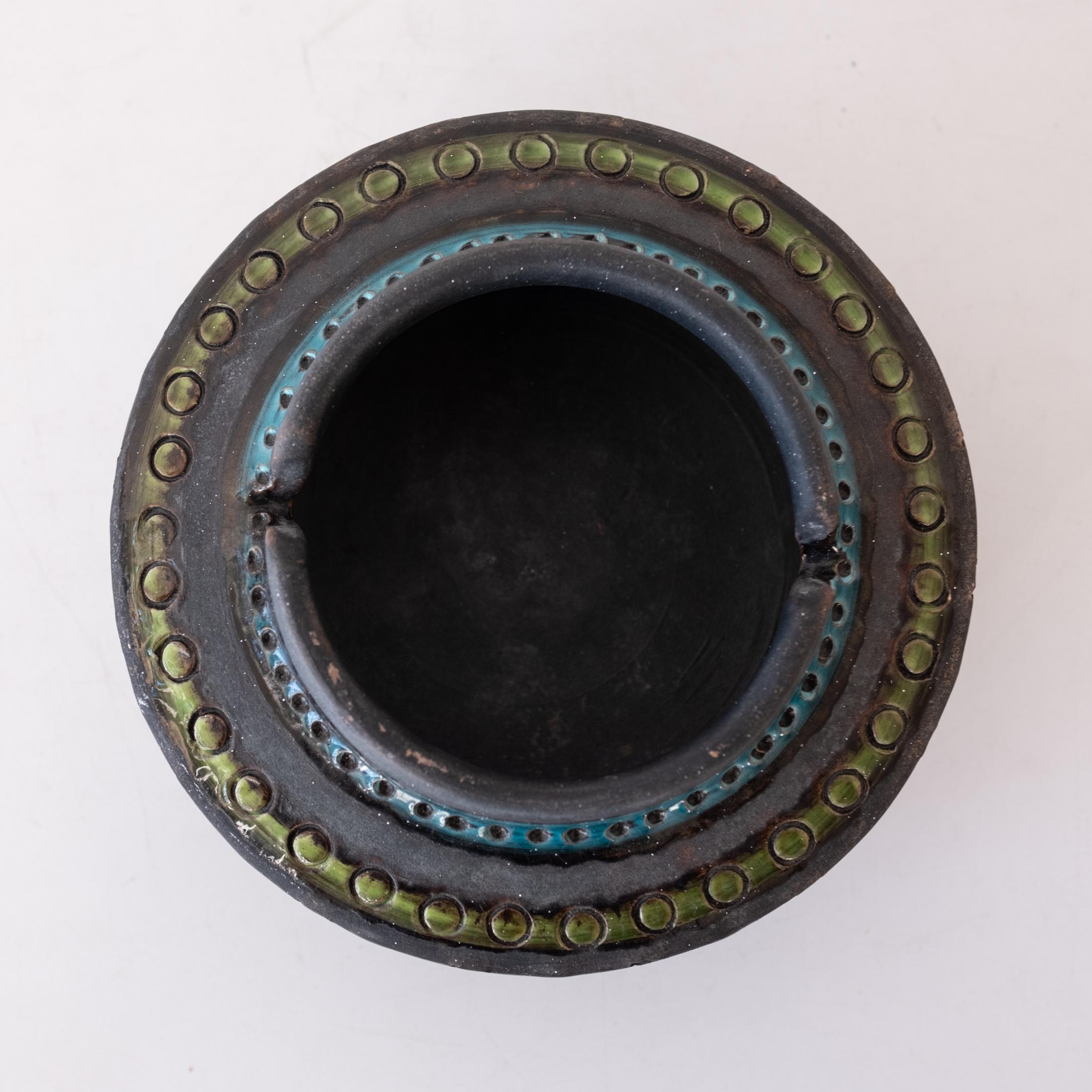Cendrier en céramique italienne de Bitossi ou Catch All. Glaçure bleue et noire avec un motif intérieur. Signé Italy et un B, pour Bitossi. Importé par Raymor. Italie, années 1960