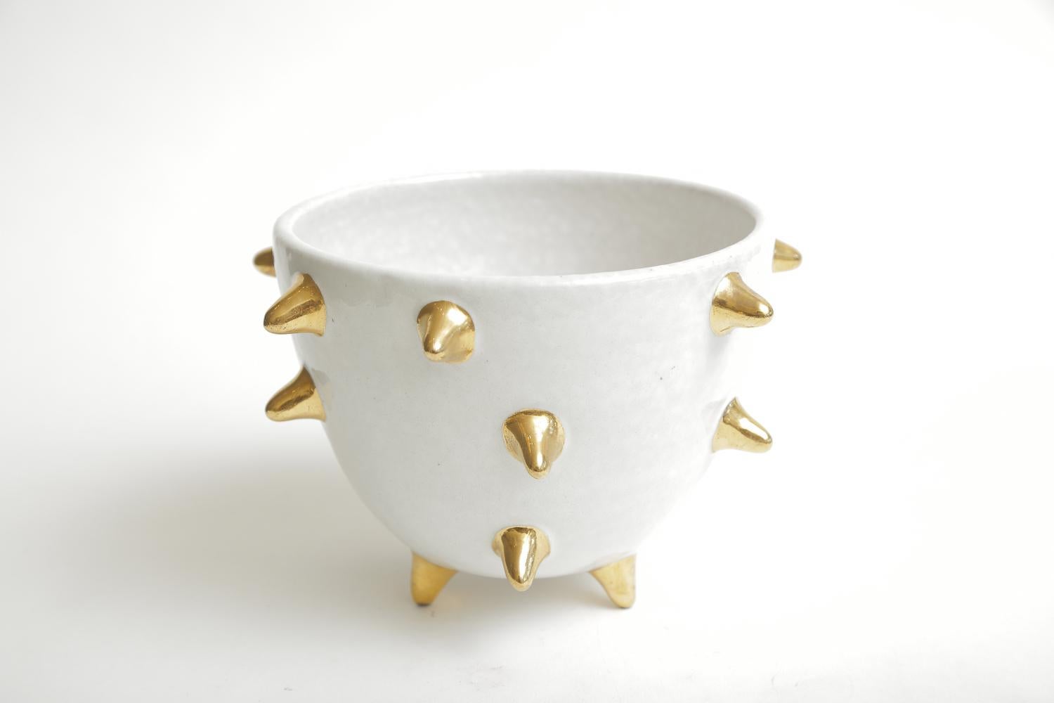 This fabulous sculptural Bitossi white glazed ceramic bowl with gold ceramic protruding spikes surround and is from the 1960s. It is hallmarked on the bottom and numbered 95/269, Italy. The spikes are 1