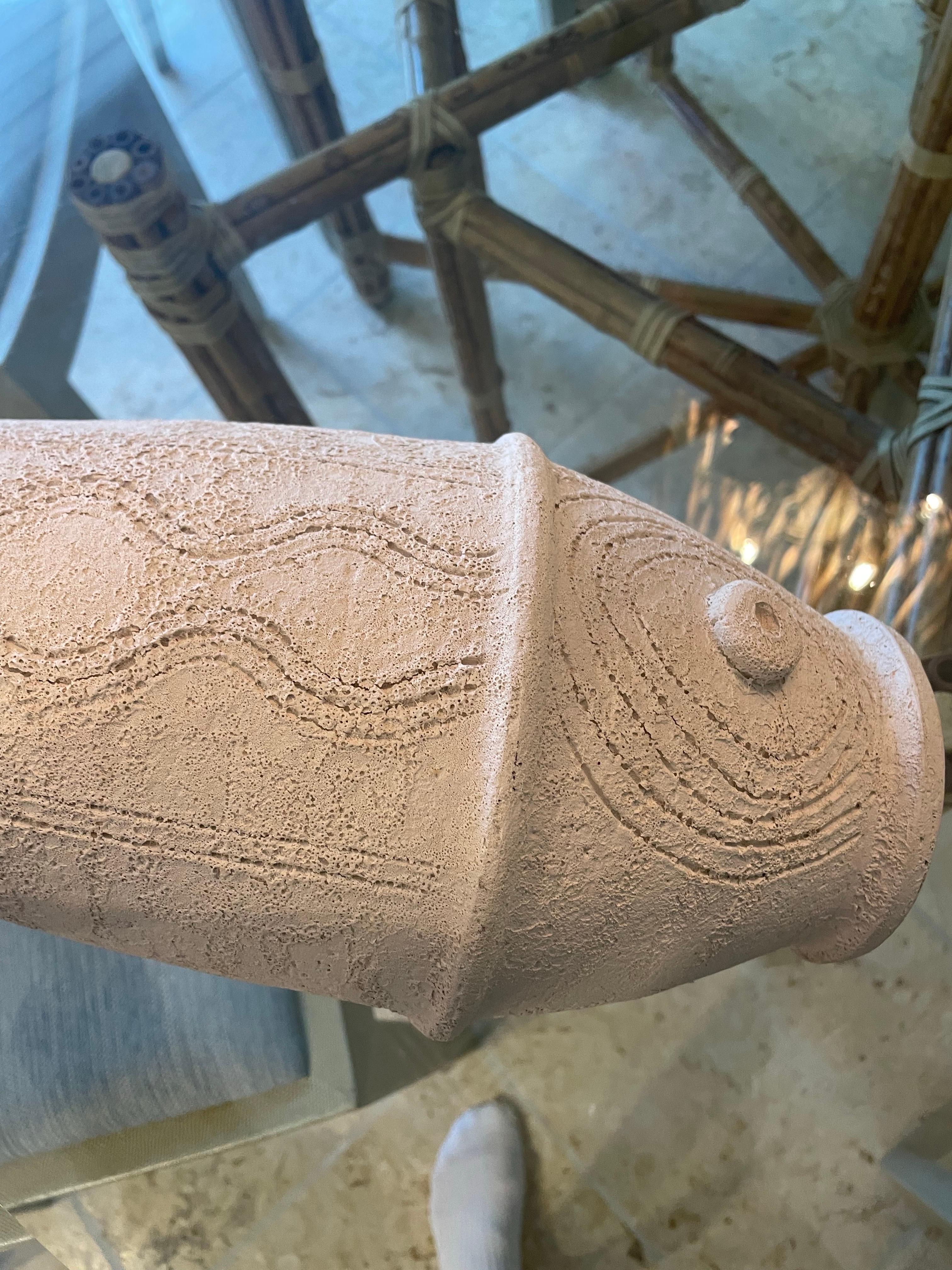 Se trata de una maravillosa escultura de pez de terracota diseñada por Aldo Londi Scavo pez en 1968 