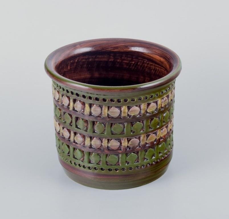 Bitossi, Italy, ceramic herb pot with a geometric pattern and glaze in green, brown, and yellow tones.
From the 1960/70s.
In good condition, with a crack inside that is not visible on the outside.
Marked.
Dimensions: H 10.5 x D 12.2 cm.