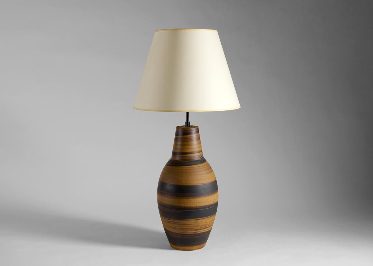 Numbered: 4077.

This elegant mid-century lamp possesses an almost antique elegance, reminiscent of classical pottery.