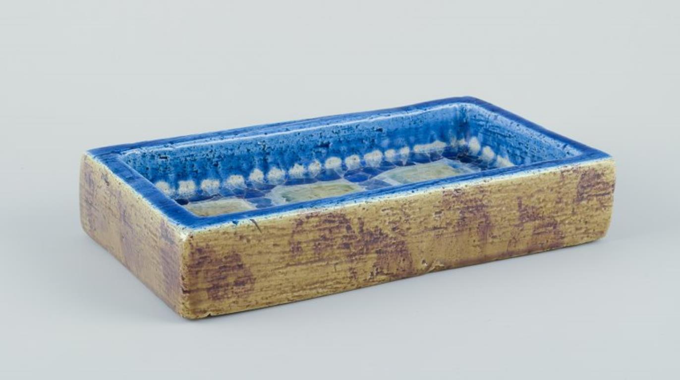 Bitossi, Italy. Rectangular ceramic dish/bowl with fish motifs. 
Polychrome glaze.
1960s/70s.
Marked ‘Italy’.
Perfect condition.
Measures: L 25,0 cm. x W 13,5 cm. x H 5.0 cm.