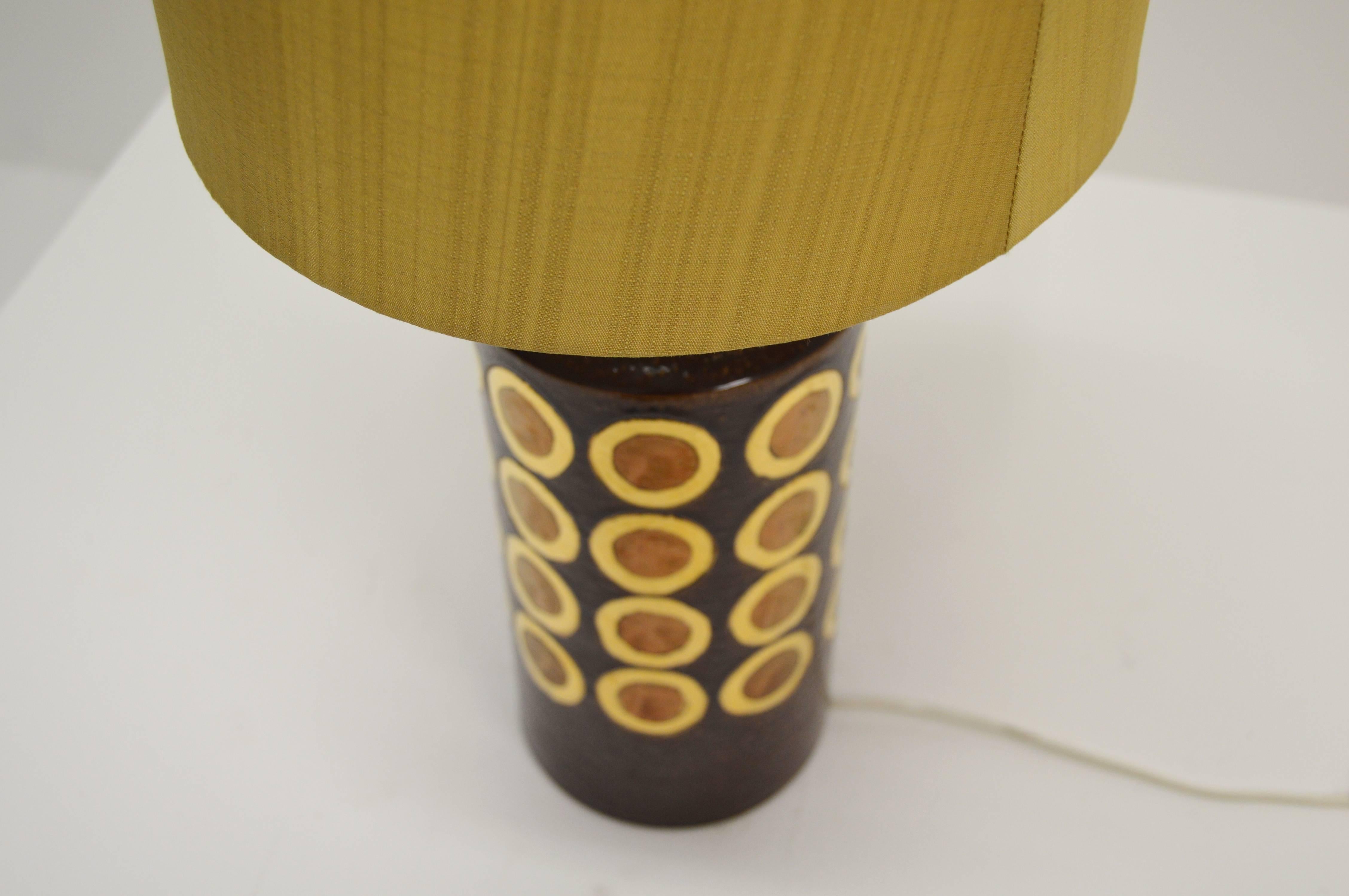 Table lamp manufactured by Bitossi Italy and imported to Sweden by Miranda AB in the 1960s.
Original lampshade with signs of usage. The ceramic foot in vey good condition.

Height with lampshade 53 cm, diameter 23 cm
Measurements below is given