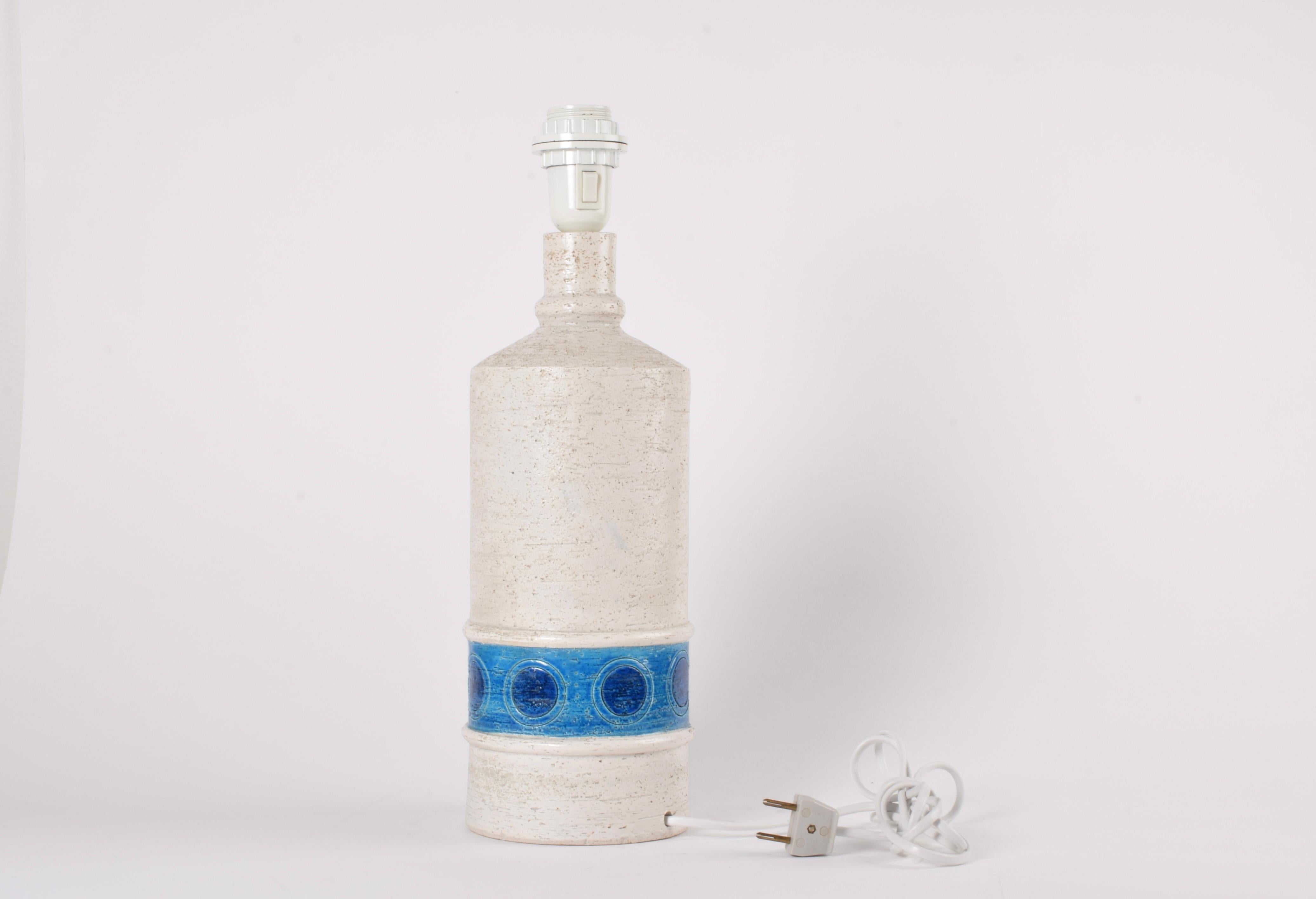italien Bitossi Italy Tall Ceramic Table Lamp White and Turquoise Blue Circles 1960s en vente