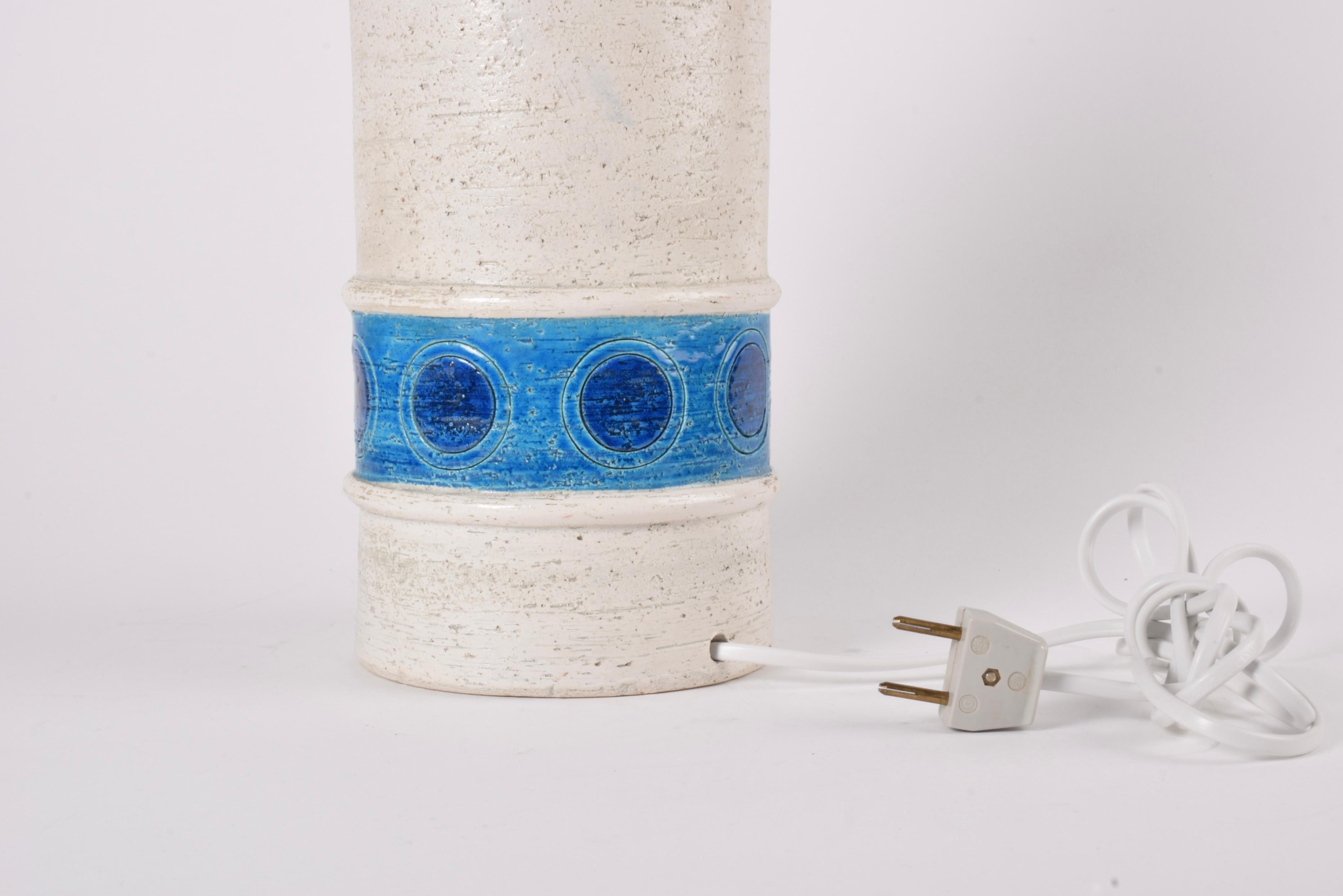 Milieu du XXe siècle Bitossi Italy Tall Ceramic Table Lamp White and Turquoise Blue Circles 1960s en vente