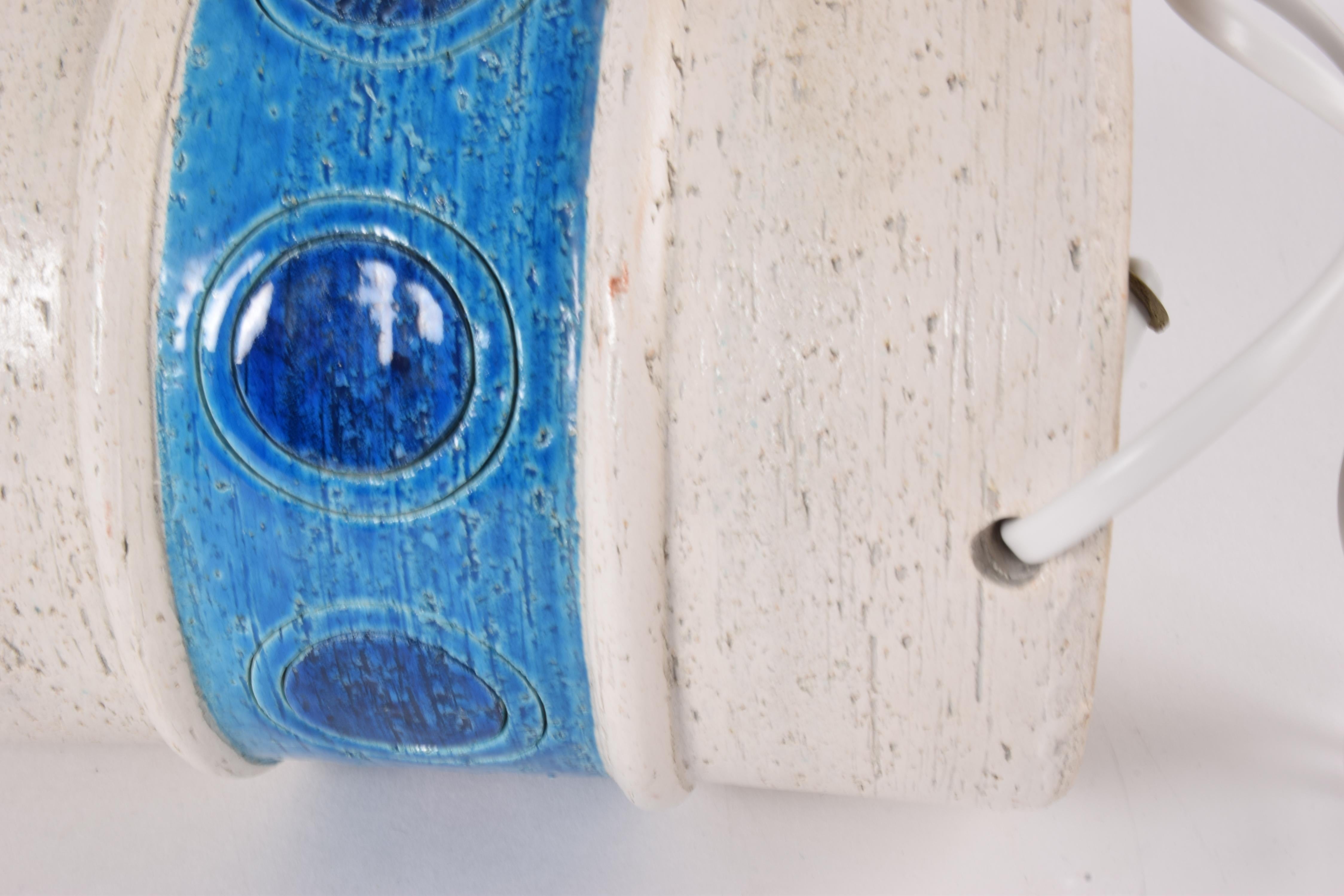 Céramique Bitossi Italy Tall Ceramic Table Lamp White and Turquoise Blue Circles 1960s en vente