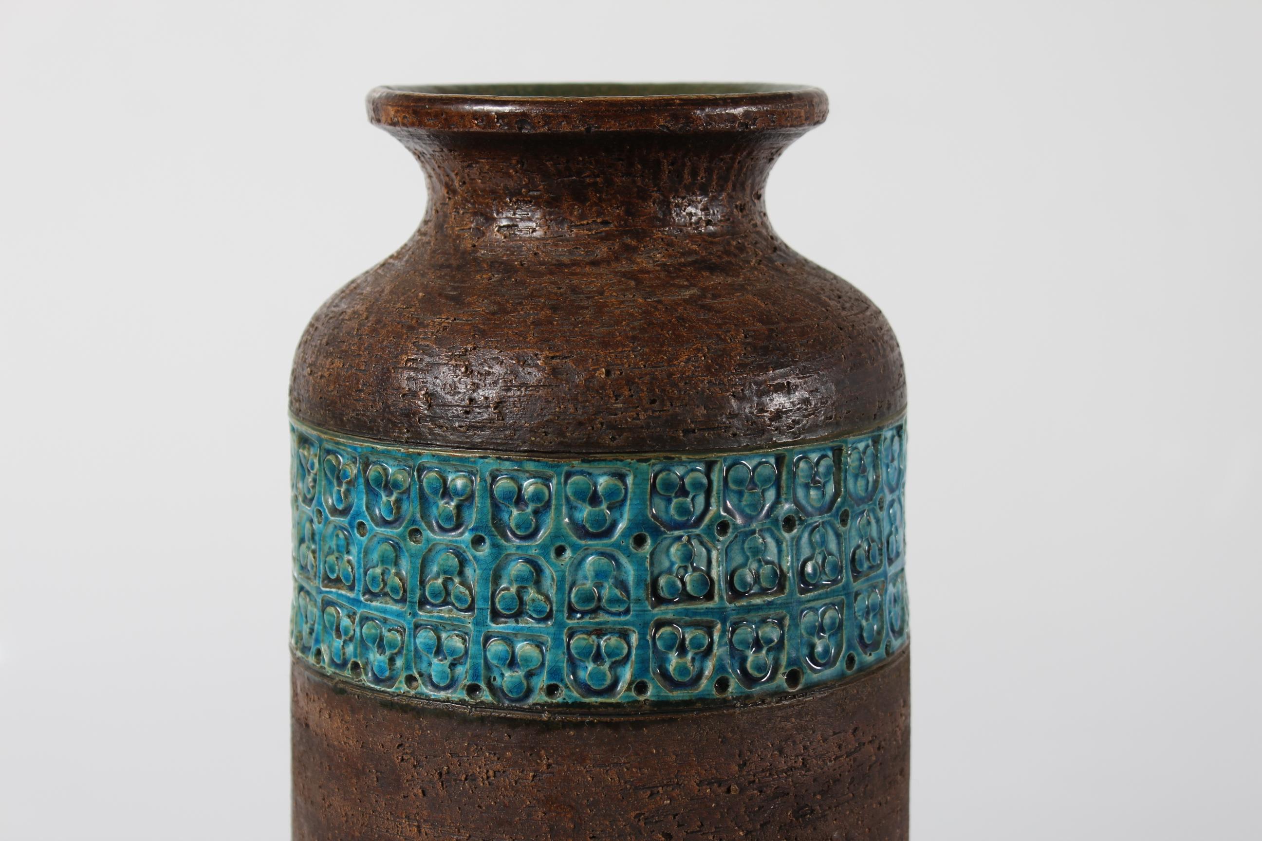 Tall cylindrical floor vase by Aldo Londi for Bitossi, Italy.

The vase is made of chamotte clay and partly decorated with a geometric pattern with glossy turquoise glaze in two broad bands.

 