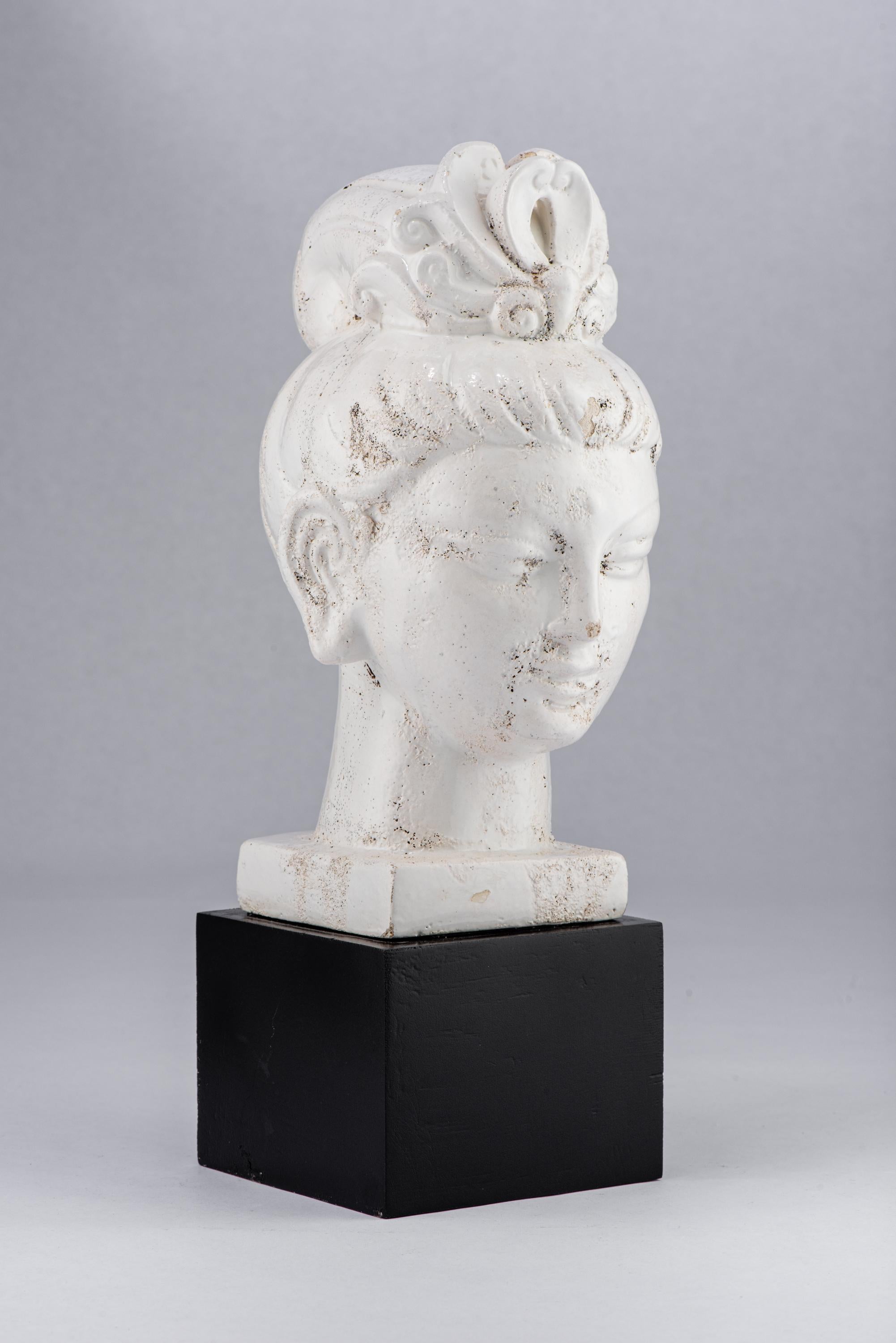 Bitossi Kwan Yin Buddha, Keramik, weiß, schwarz. Mittelgroßer Kwan Yin Buddha mit einer strukturierten weißen 