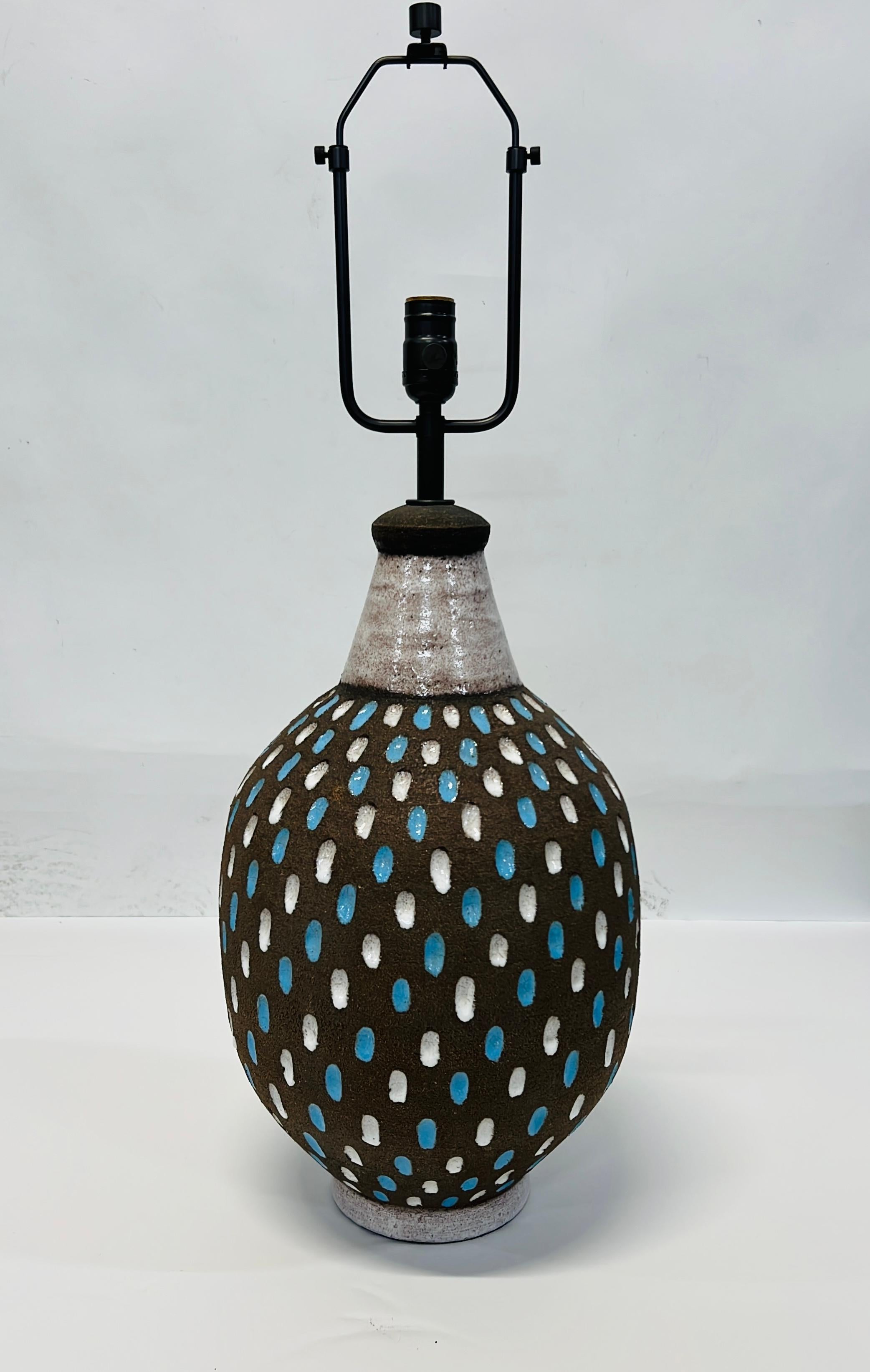 Bitossi Tischlampe, Keramik, braun, weiß, blau gesprenkelt, signiert. Großformatige Tischlampe mit einem Korpus aus rohem braunem Ton, der mit einem Muster aus eingeprägten glasierten Ovalen in Robin Egg Blau und Weiß verziert ist. Unleserlich