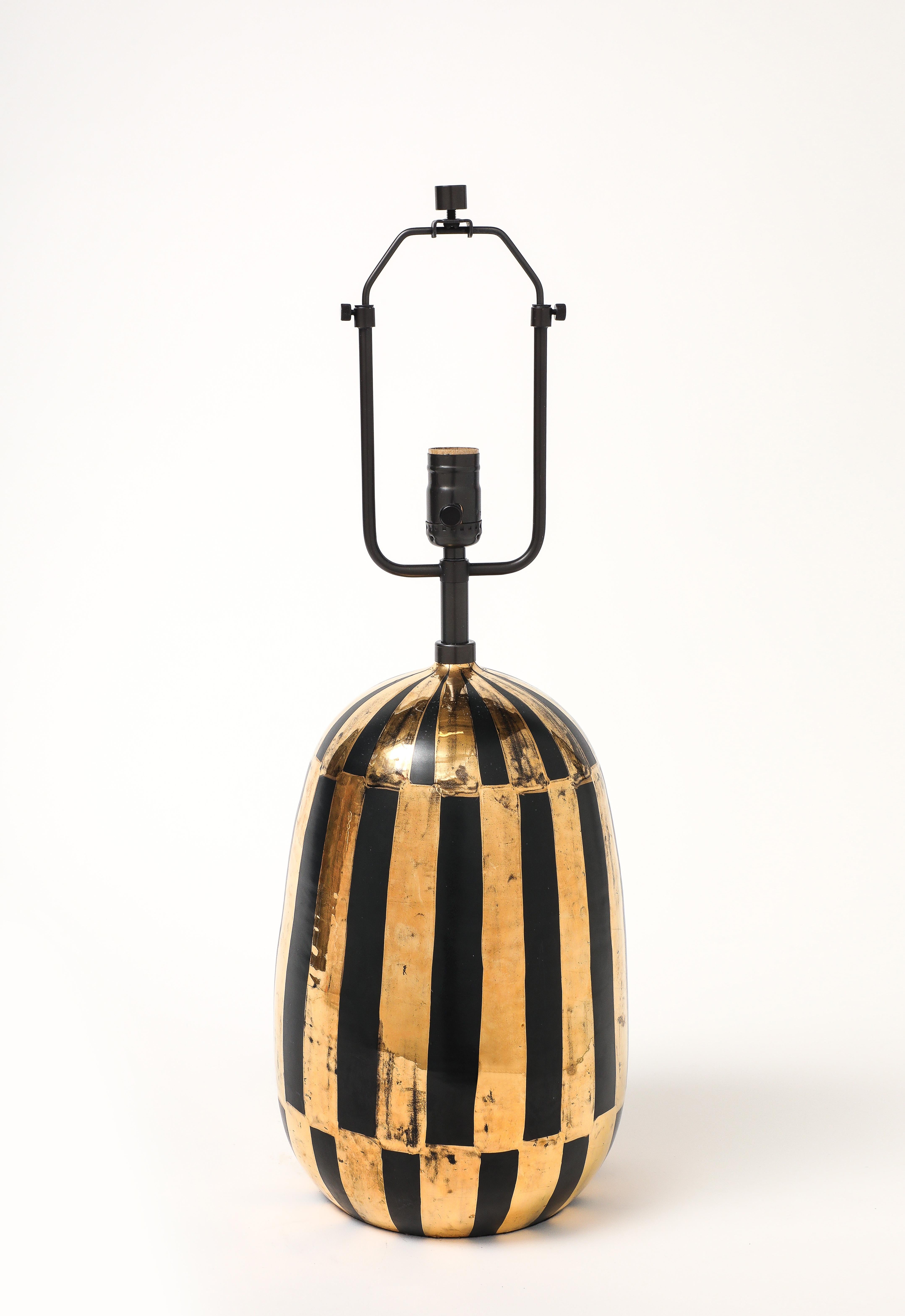 Lampe Bitossi, céramique, or métallique, rayures noires, signée en vente