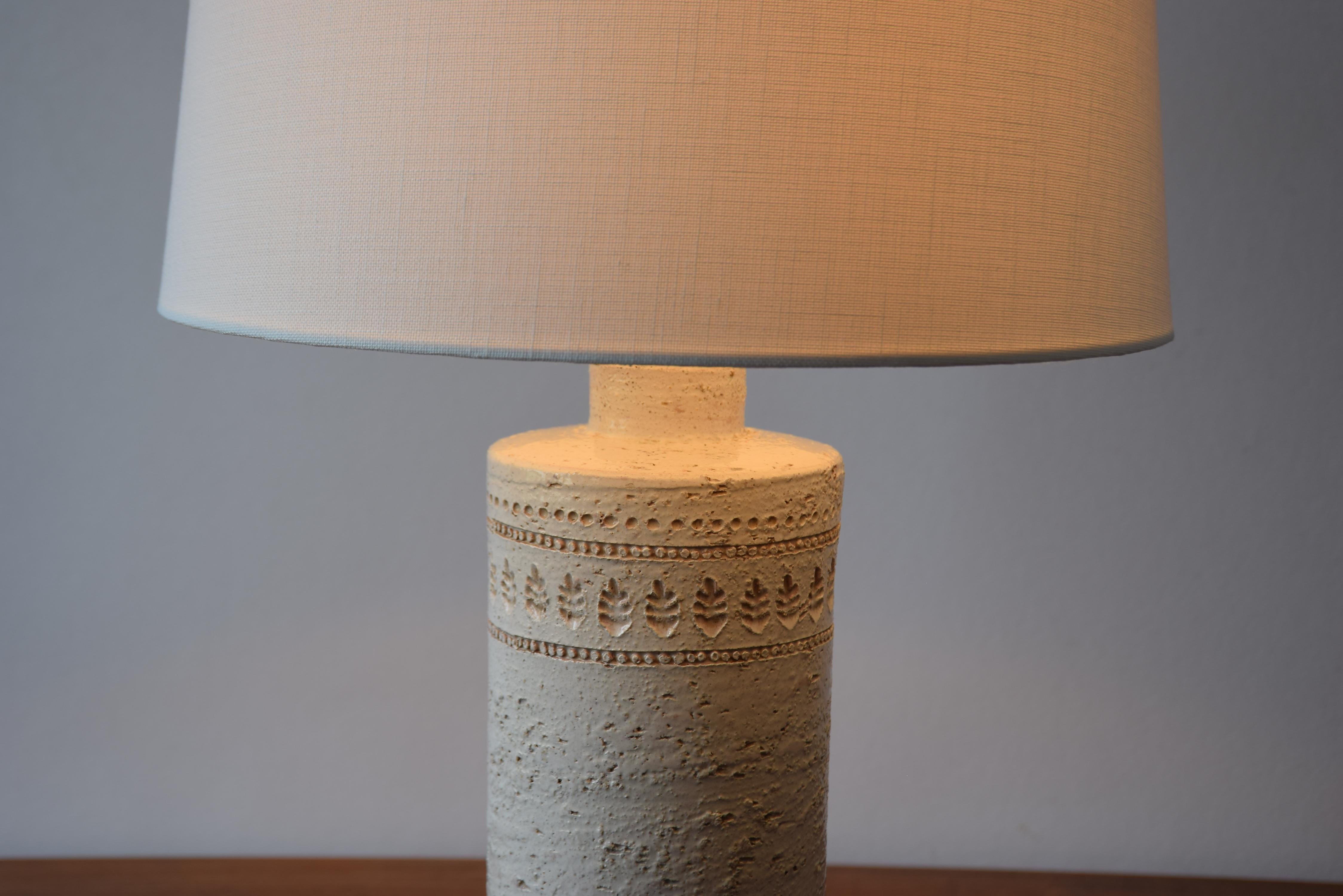Lampada da tavolo grande Bitossi smalto bianco con paralume, ceramica moderna italiana anni '60 in vendita 2
