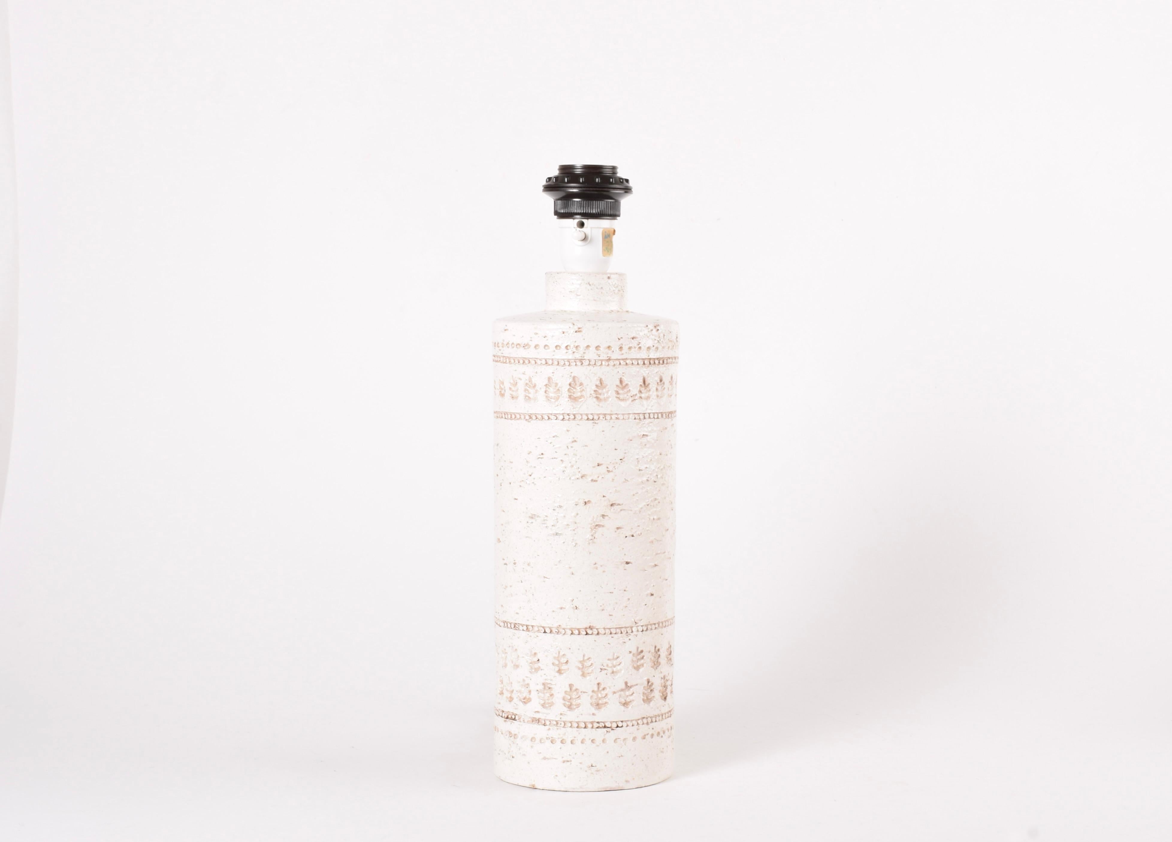 Mid-Century moderno Lampada da tavolo grande Bitossi smalto bianco con paralume, ceramica moderna italiana anni '60 in vendita