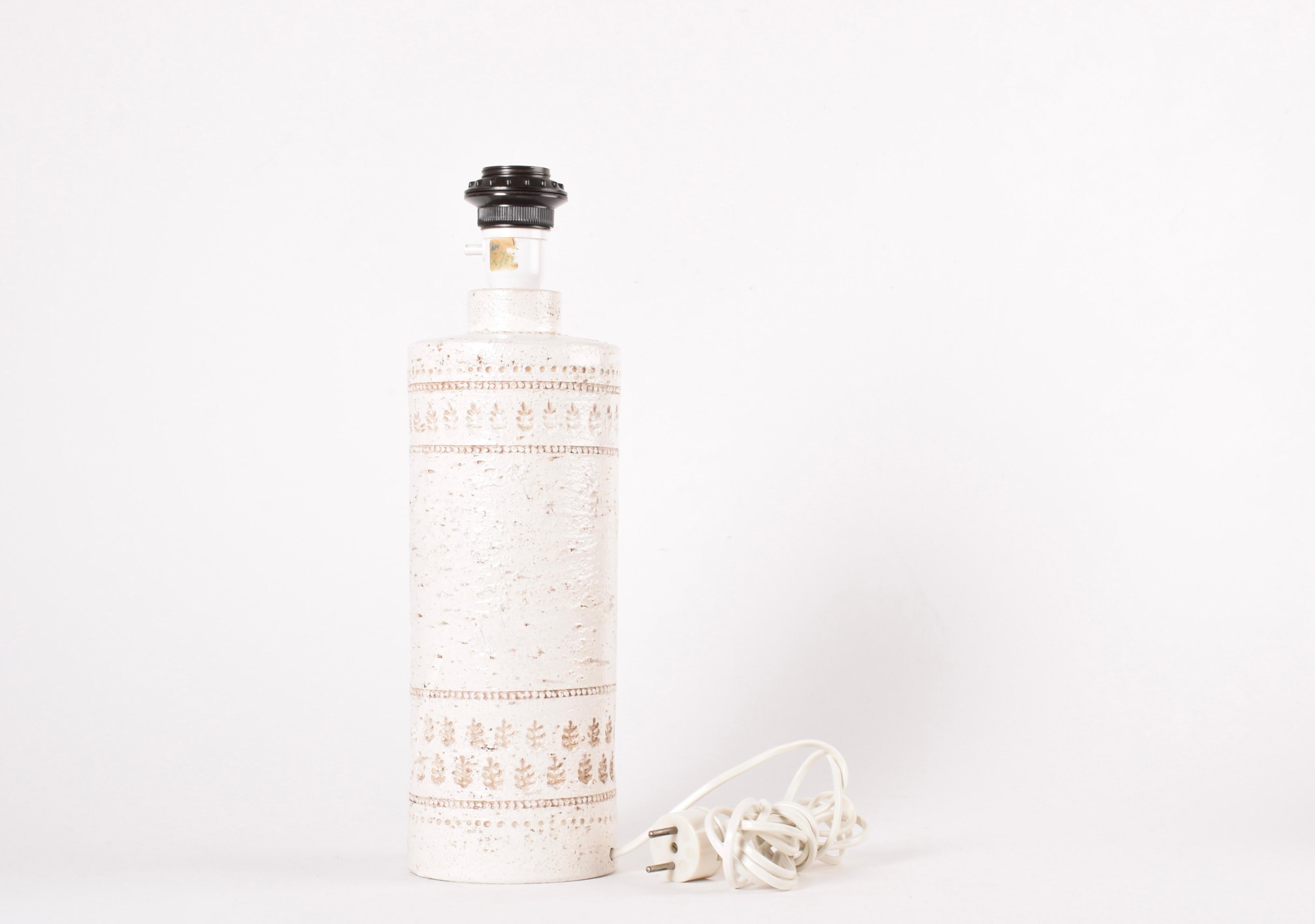 Italiano Lampada da tavolo grande Bitossi smalto bianco con paralume, ceramica moderna italiana anni '60 in vendita