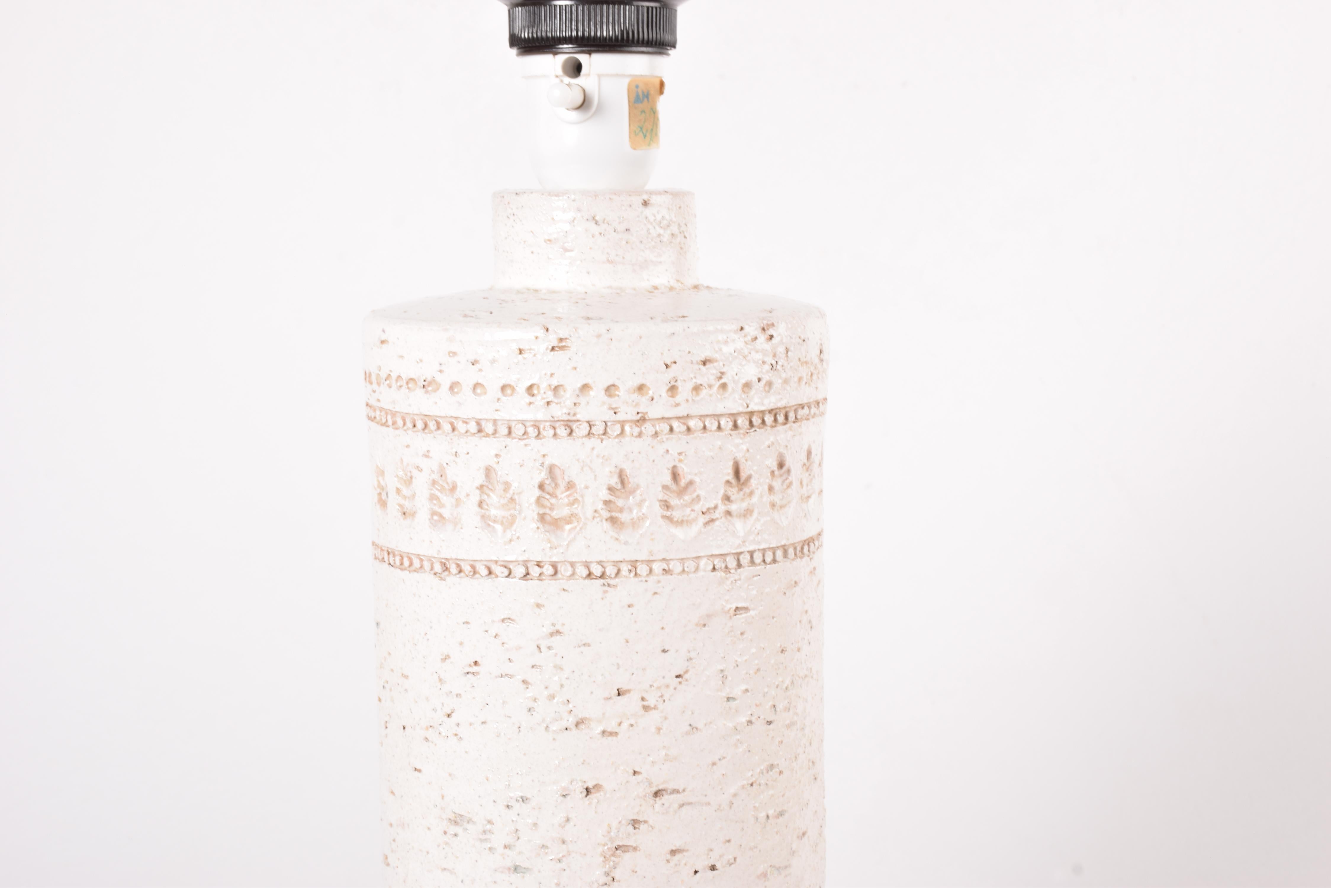 Lampada da tavolo grande Bitossi smalto bianco con paralume, ceramica moderna italiana anni '60 In condizioni buone in vendita a Silkeborg, Silkeborg