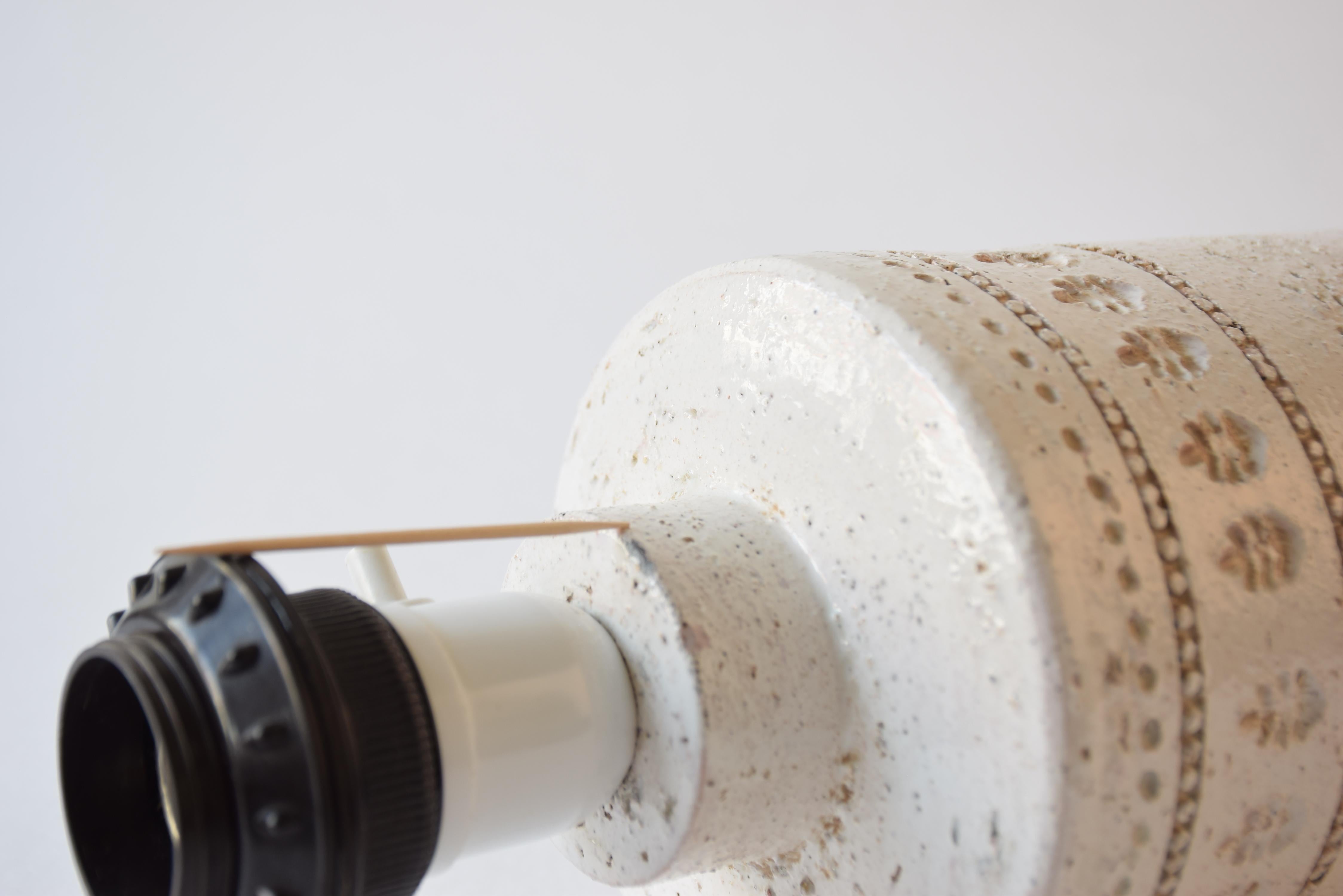Metà XX secolo Lampada da tavolo grande Bitossi smalto bianco con paralume, ceramica moderna italiana anni '60 in vendita
