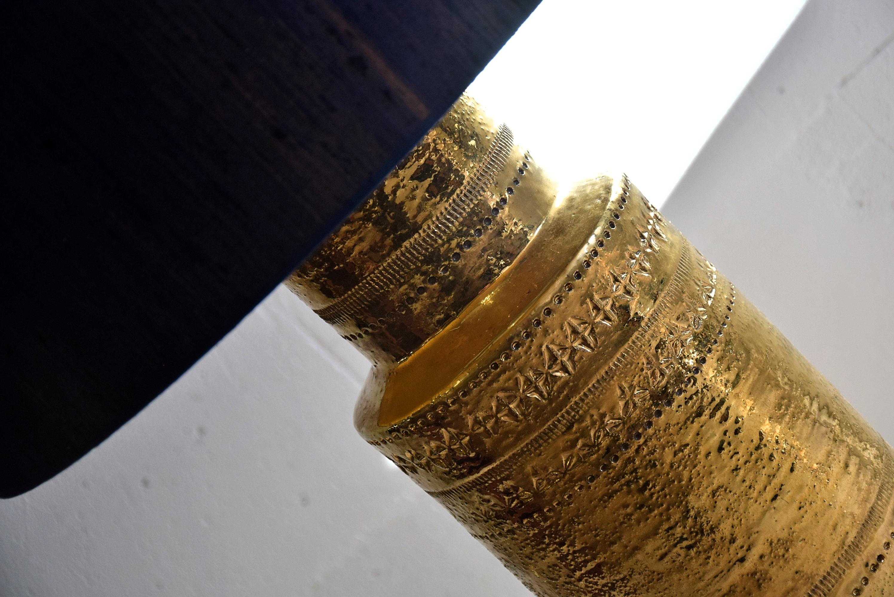 Lampada da tavolo Bitossi Mid-Century Modern in ceramica di Aldo Londi con paralume in seta blu scuro. Alto 95 cm, corpo cilindrico in perfette condizioni e collo a gradini con smalto metallizzato oro. Stile pieno decorato con bande di motivi in