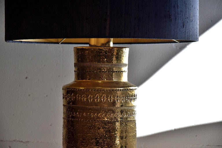 Silk Bitossi Mid-Century Modern Gold Ceramic Table Lamp by Aldo Londi For Sale