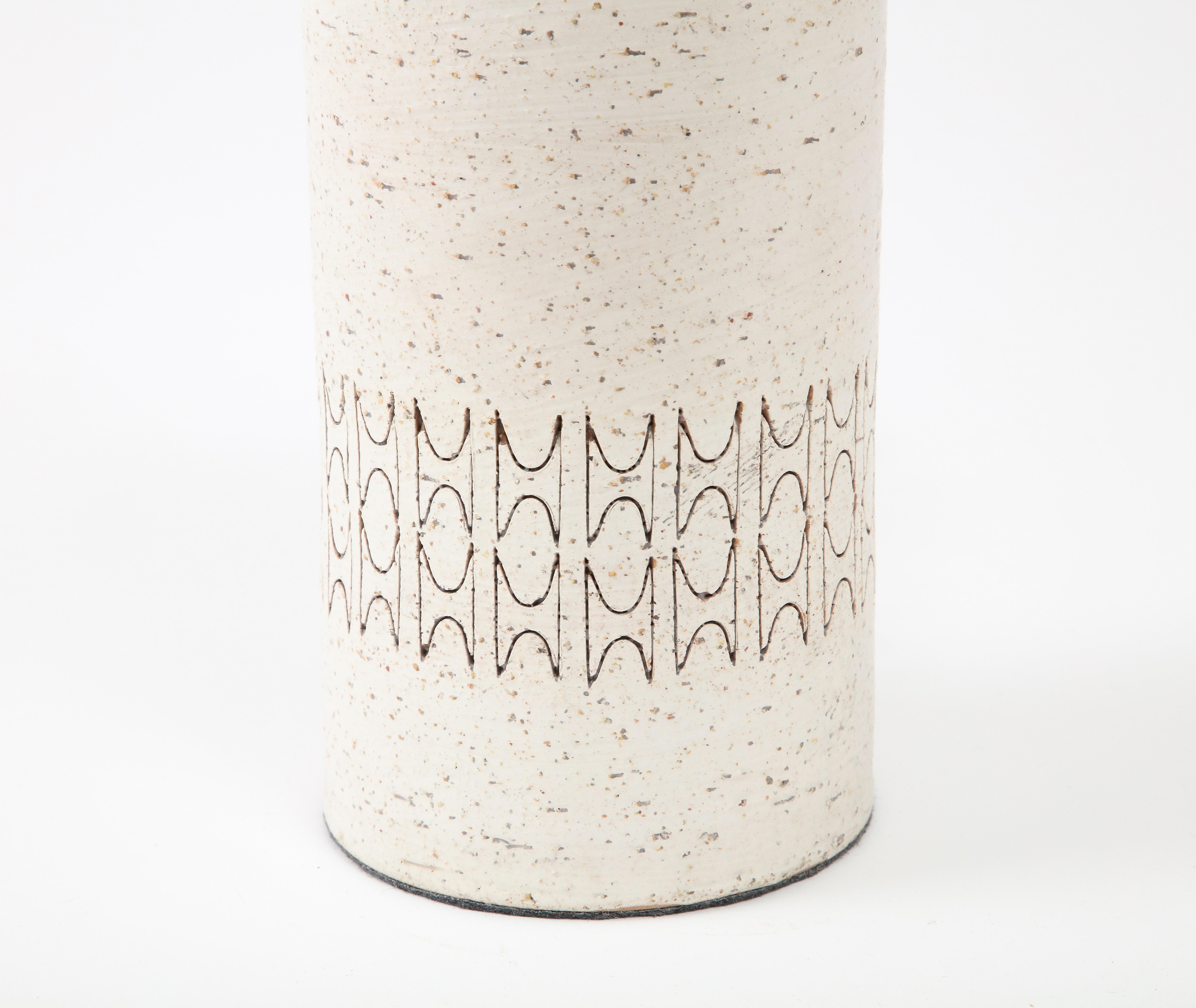 Ottone Lampada da tavolo Bitossi in ceramica incisa bianca, Italia, anni '60 in vendita