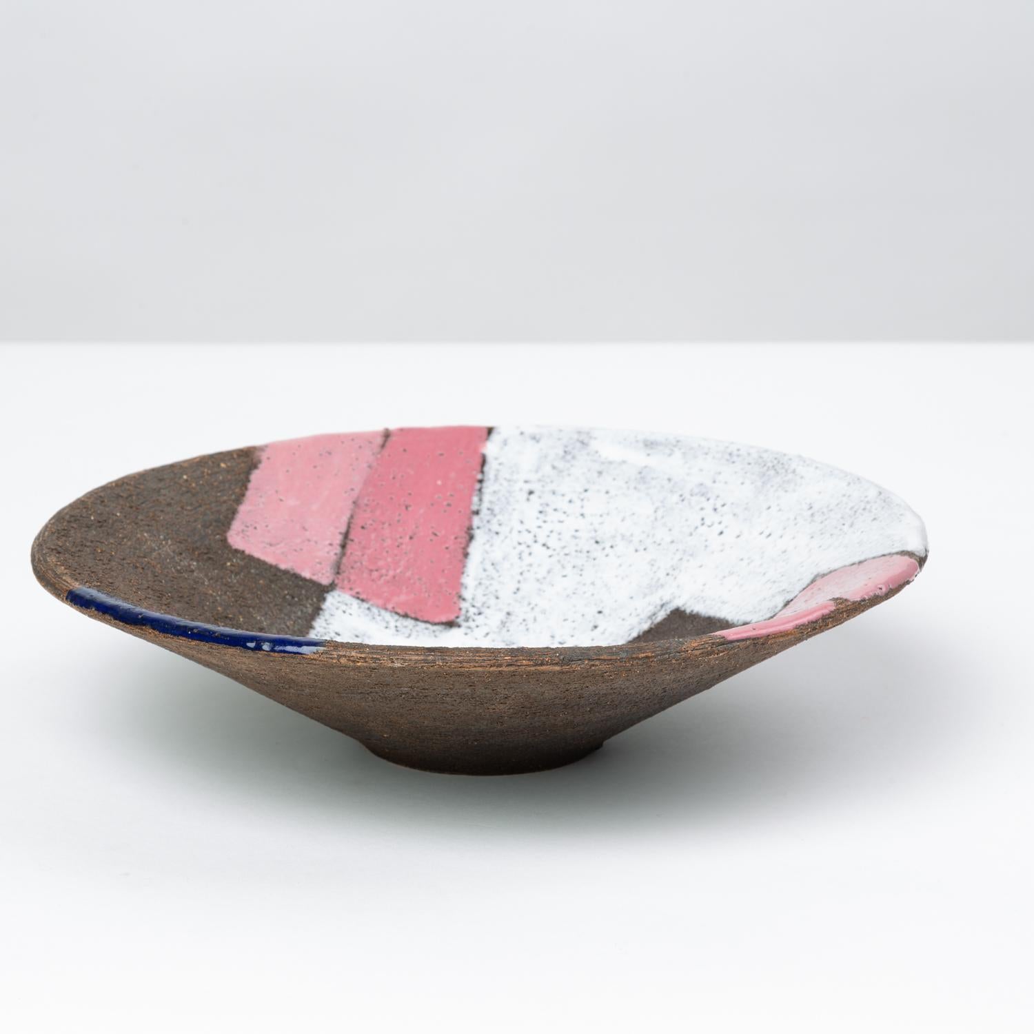 A decorative bowl with straight-slanted sides from Italian ceramicist Bitossi. Attributed to Aldo Londi, this patchwork design from the 1960s employs thin washes of hand-painted glaze to a textured stoneware surface, creating a patchwork effect of
