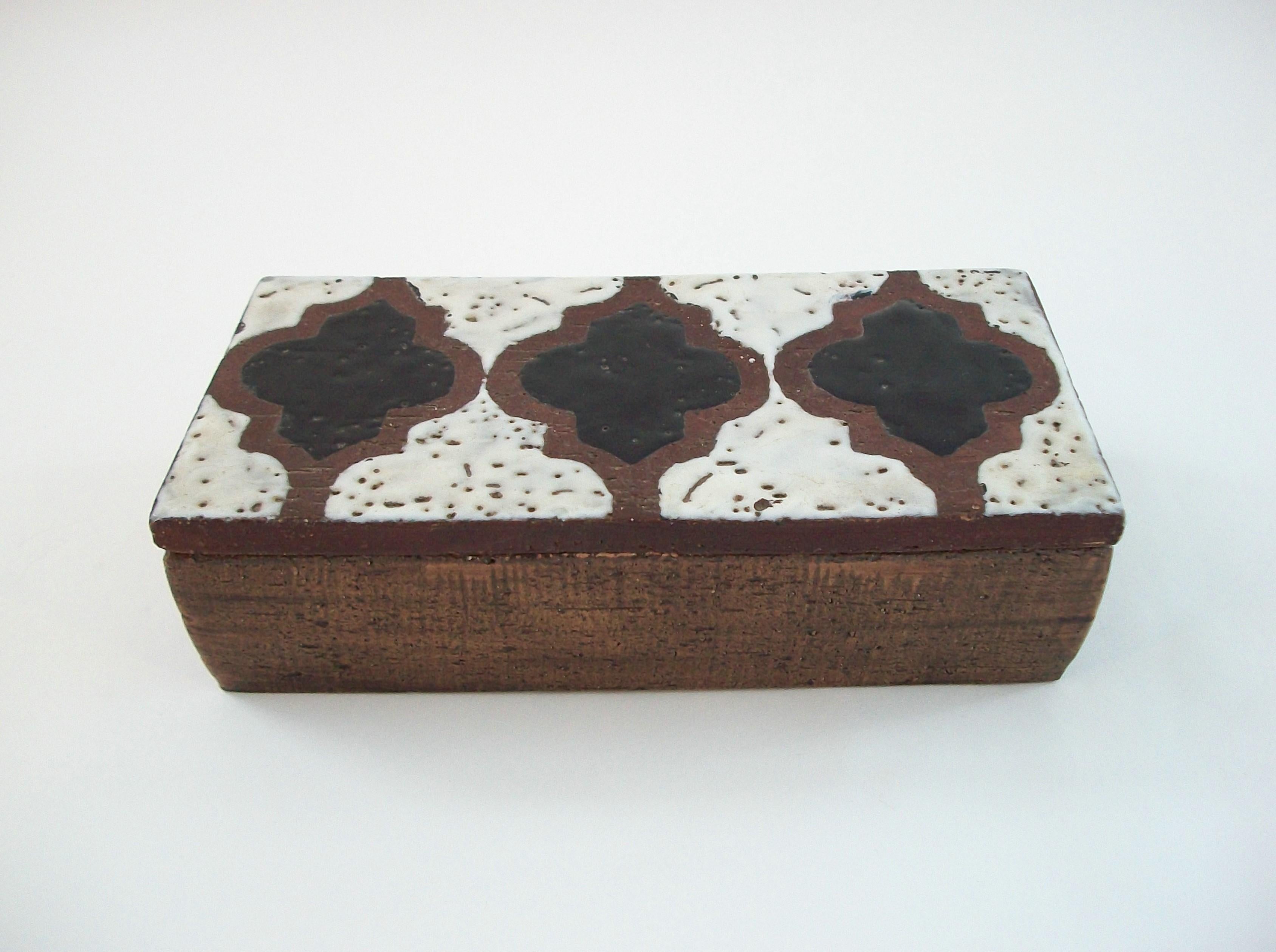 BITOSSI (Manufacturer) - ALDO LONDI (Designer) - PIASTRELLE BICOLORE (Series) - Rare Mid Century studio pottery arabesque pattern lidded box - hand finished - mold formed - featuring a color block palette of matte white, matte brown and gloss black