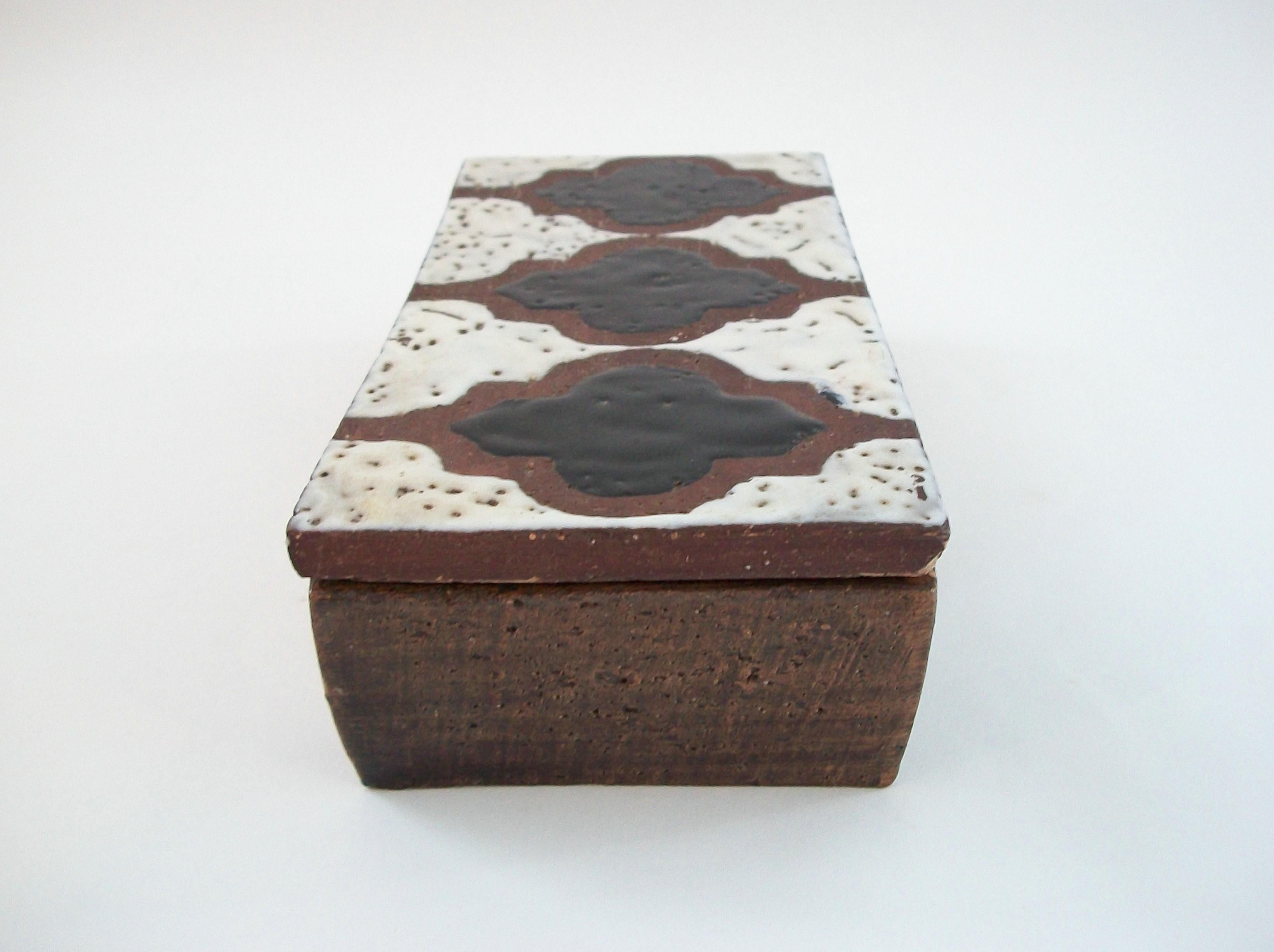 BITOSSI - Piastrelle Bicolore Series Lidded Ceramic Box - Italy - Circa 1960's For Sale 1