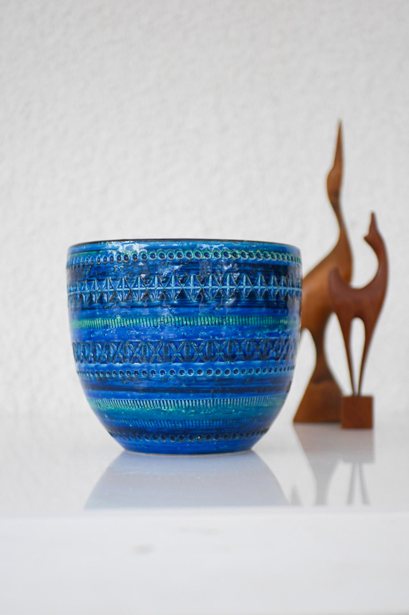 Bitossi pottery large bowl or flower pot, Rimini Blue, By Aldo Londi, Italy In Good Condition For Sale In Skarpnäck, SE