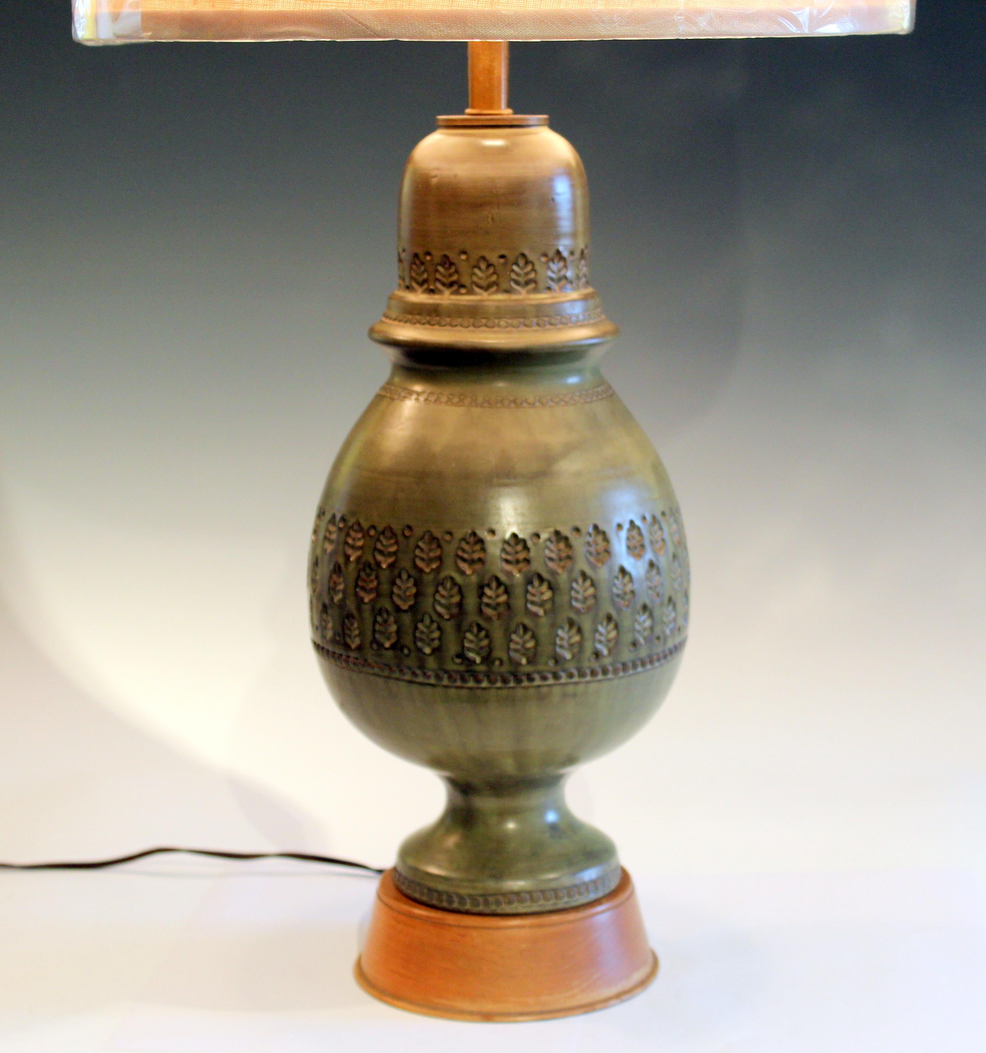 Bitossi lamp with rimini decoration on an olive green ground, circa 1960s. Measures: 32