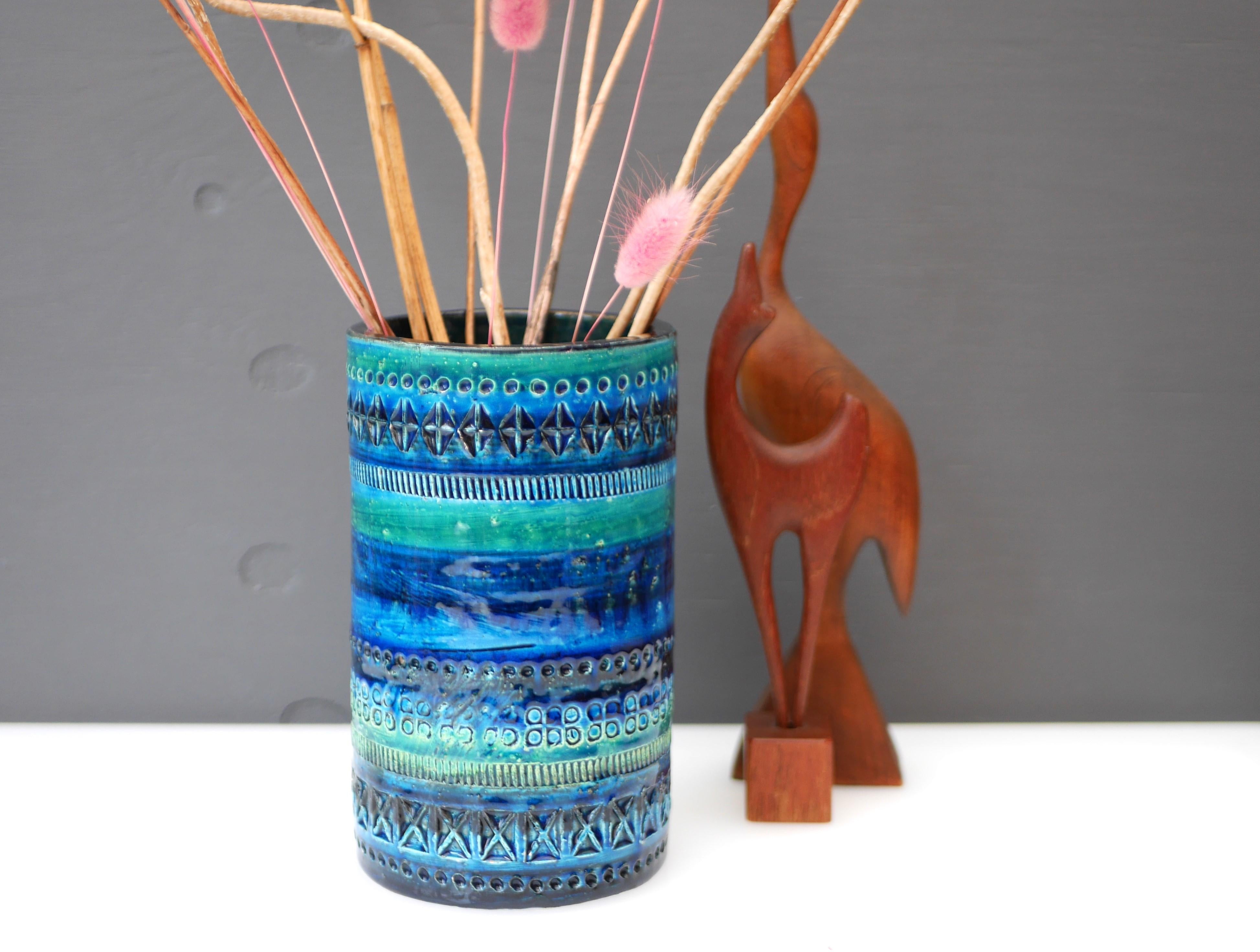 Vase classique en céramique Aldo Londi Bitossi de la gamme Rimini blue. Un magnifique classique rétro du milieu du siècle, avec un très beau glaçage, les couleurs sont ce qui rend ces vases si spéciaux : des nuances de bleu, de vert et de turquoise
