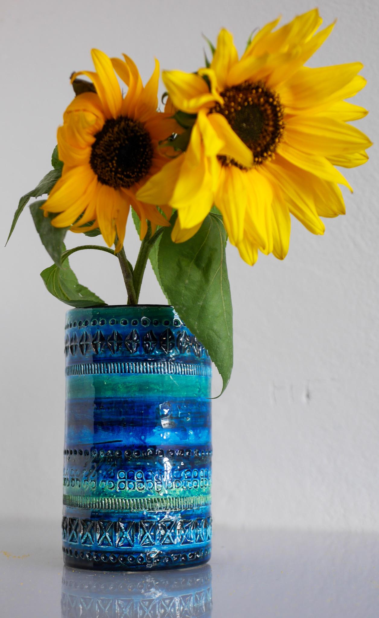 Klassische Keramikvase von Aldo Londi Bitossi aus der Serie Rimini blue. Eine wunderschöne Mid-Century modern Retro-Klassiker, mit wirklich schönen Glasur, die Farben sind, was macht diese Vasen so besonders Schattierungen von Blau, Grün und Türkis