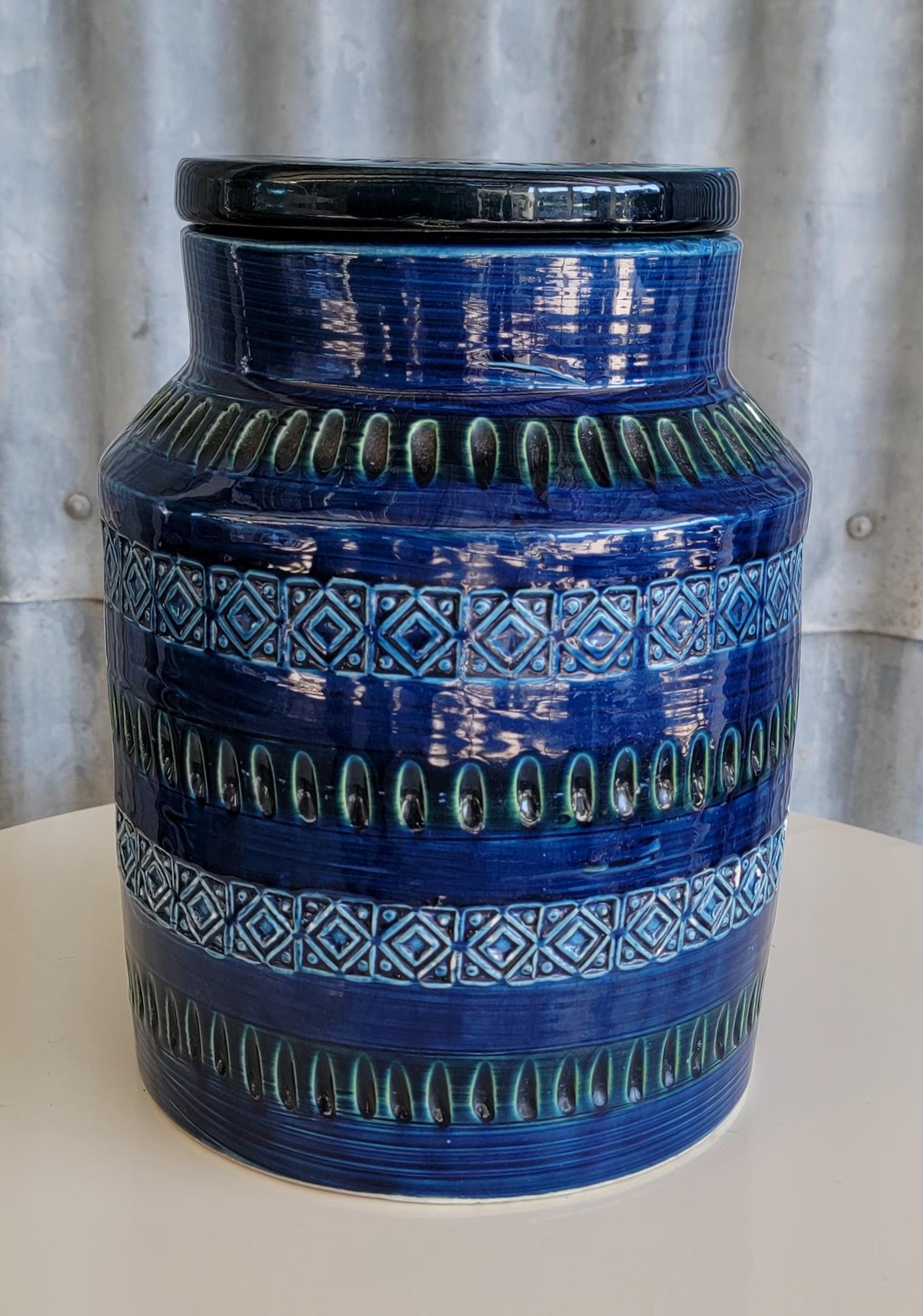 A lidded cookie jar or container by Bitossi Rimini Blu by Aldo Londi for Raymor. Retains 