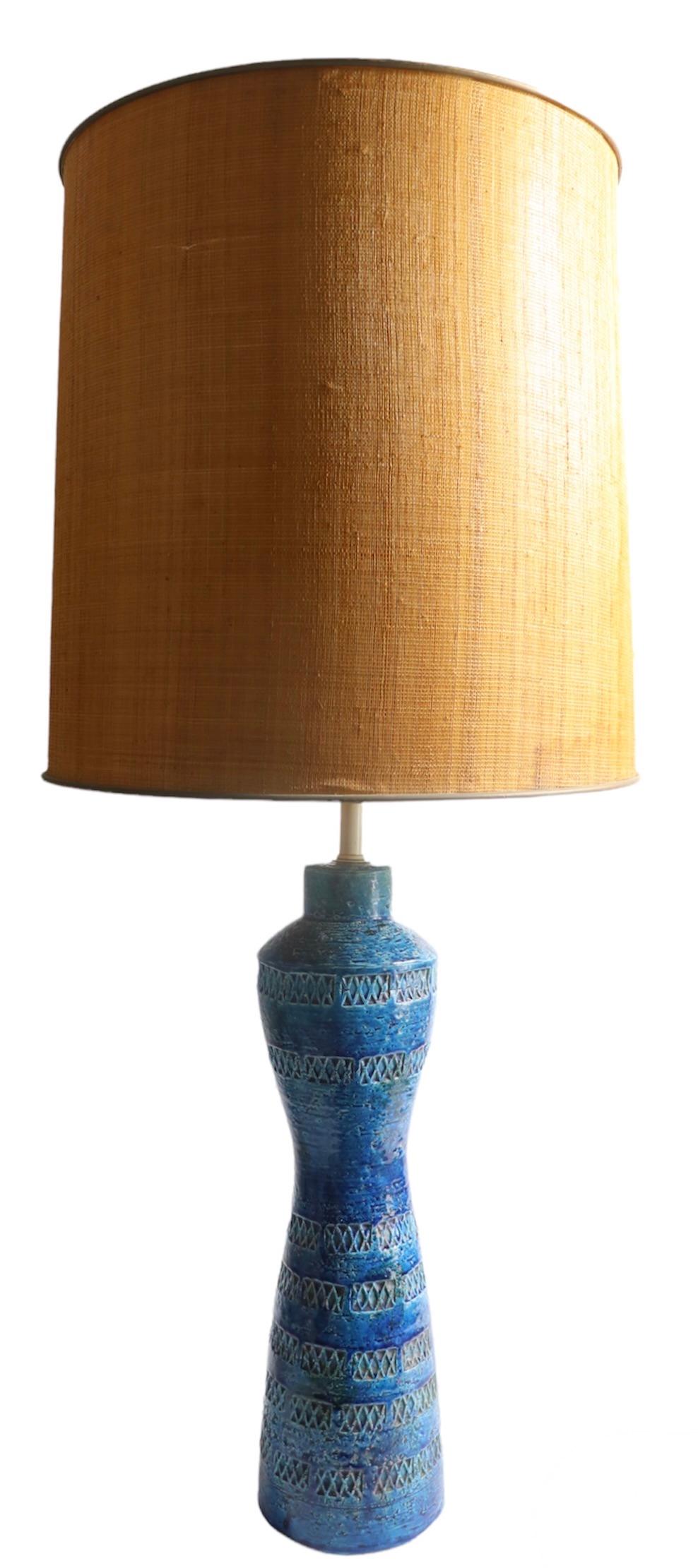 Bitossi Rimini Blu Table Lamp by Aldo Londi for Raymor Made in Italy Ca. 1960's In Good Condition In New York, NY