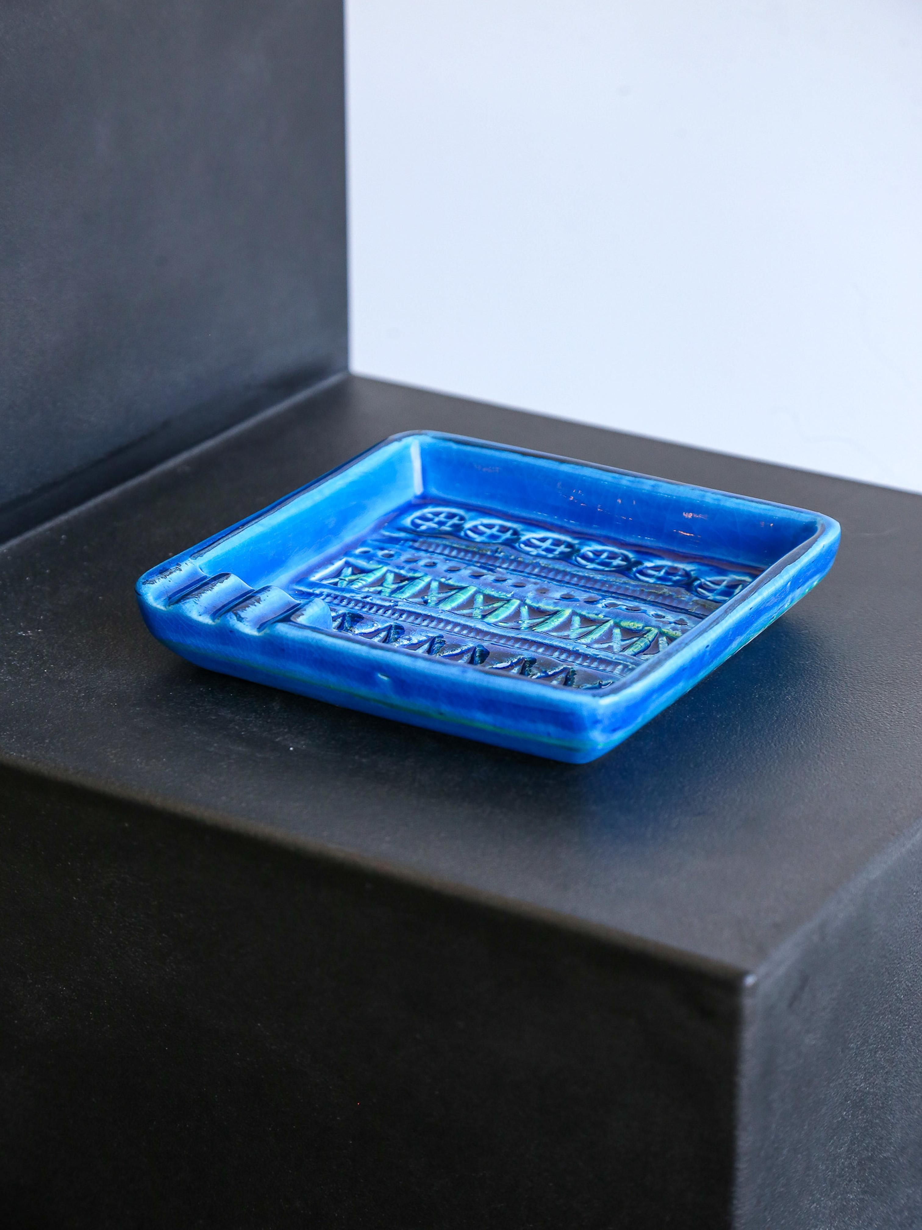 The Bitossi Rimini Blue ashtray is part of the Rimini Blue series produced by the Italian ceramics company Bitossi Ceramiche. This ashtray, like other pieces in the collection, features the distinctive Rimini Blue glaze that Bitossi is famous