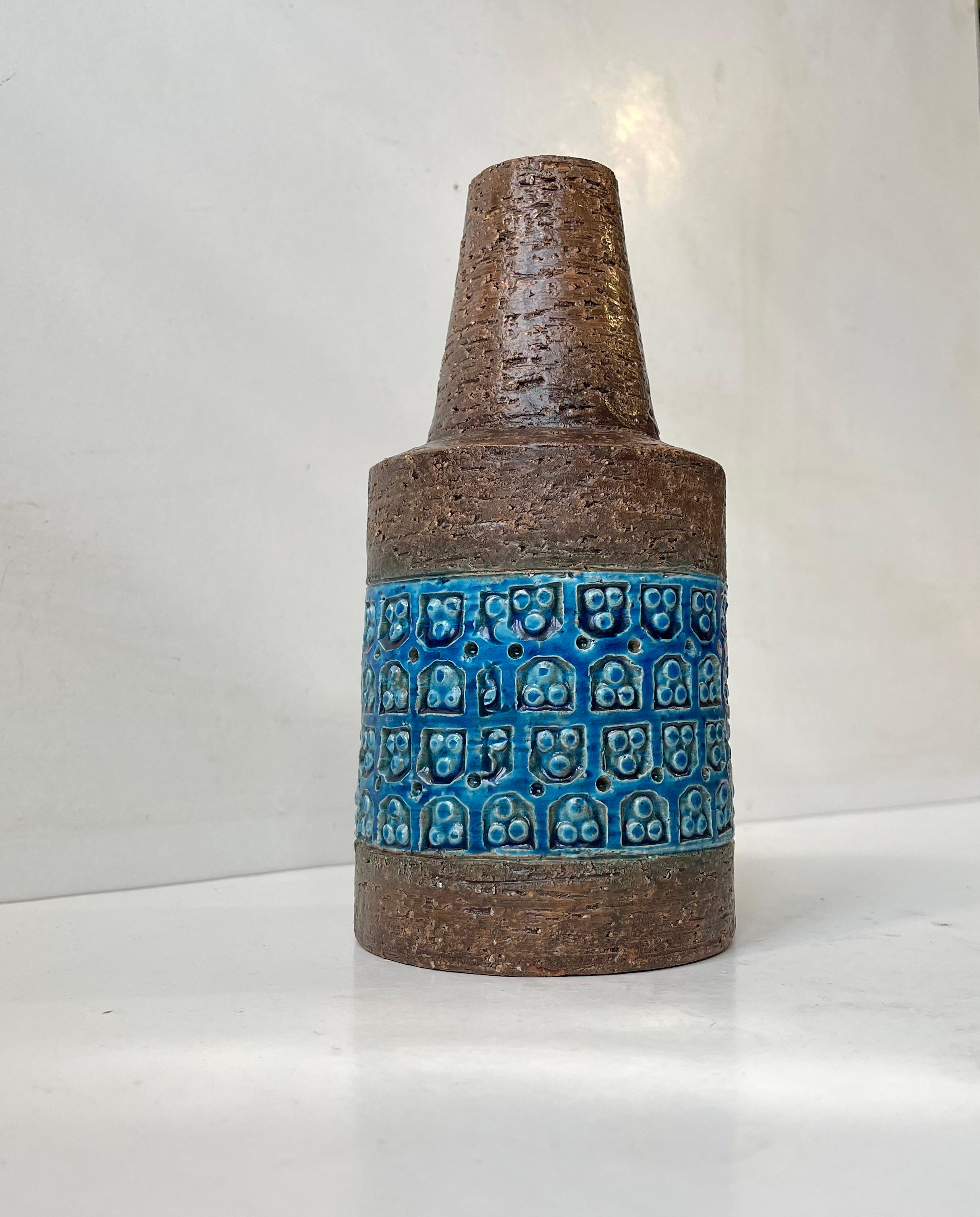 Der italienische Keramiker Aldo Londi entwarf diese Vase aus lackiertem Schamotte-Steinzeug, glasiert mit dem Muster Rimini Blue Trifoglio. Hergestellt in Italien von Bitossi in den 1960er Jahren. Maße: H: 20 cm, T: 10/4 (Sockel/Oberteil).