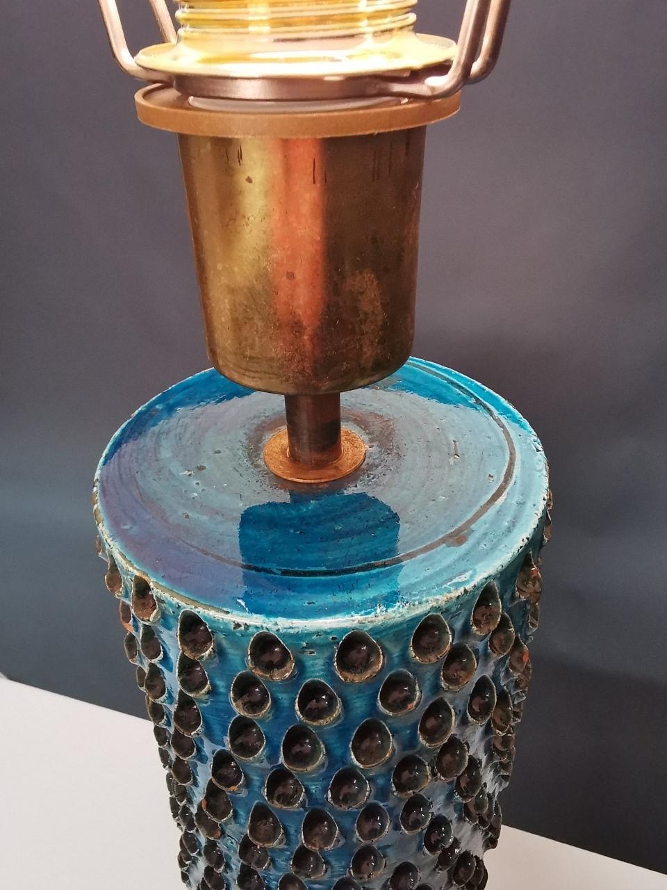 A rare Bitossi Studio ceramic table-lamp with brass moutings.
The cylindrical base is decorated with a relief pattern of impressed teardrops.
Signed to the underside L 37 / 35 Italy.
Lamp does not come with the shade pictured.

 