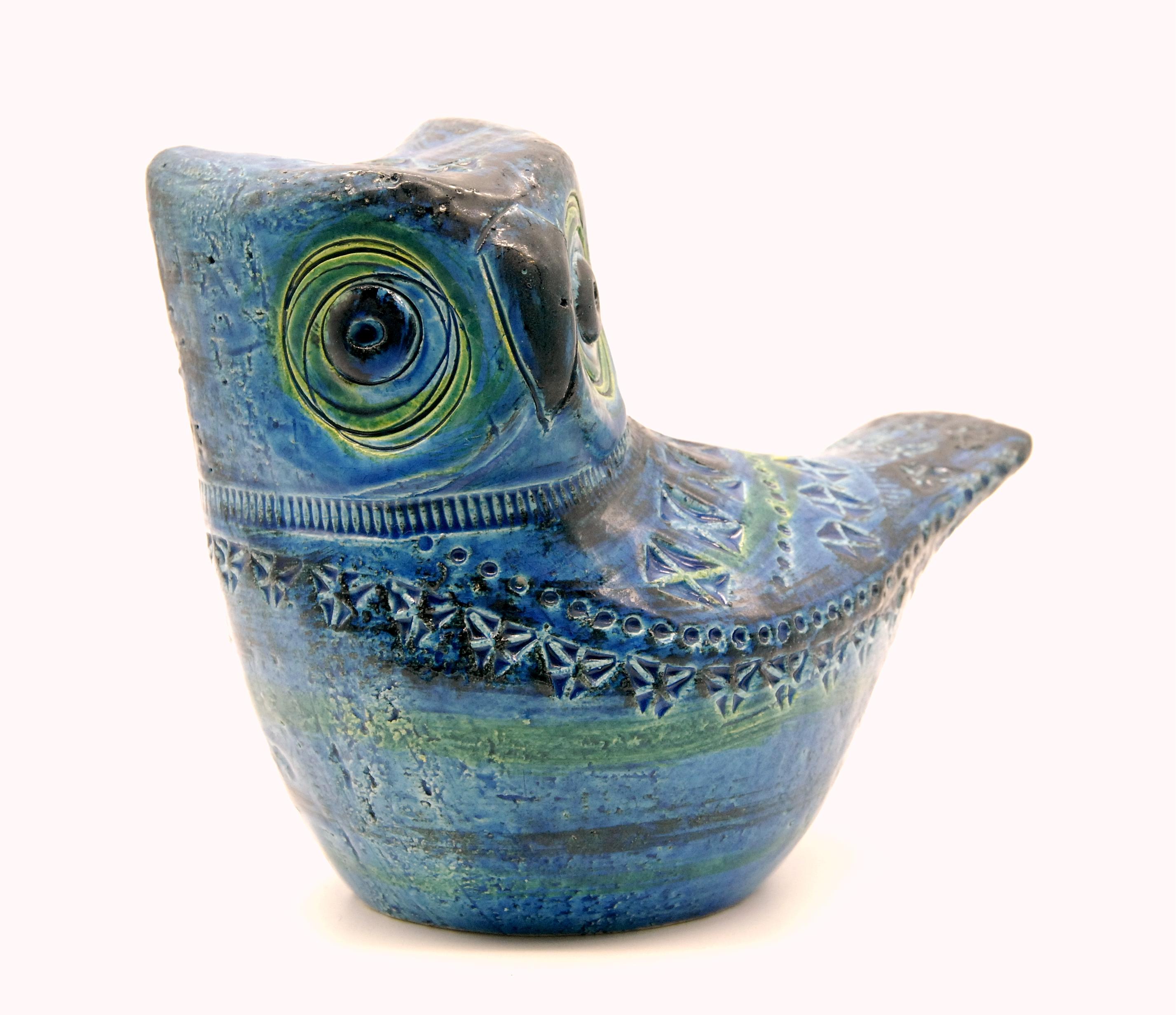 An Aldo Londi designed Rimini blue owl with its head turned to the left and large dark blue eyes surrounded by green sgraffito lines, circa 1965.